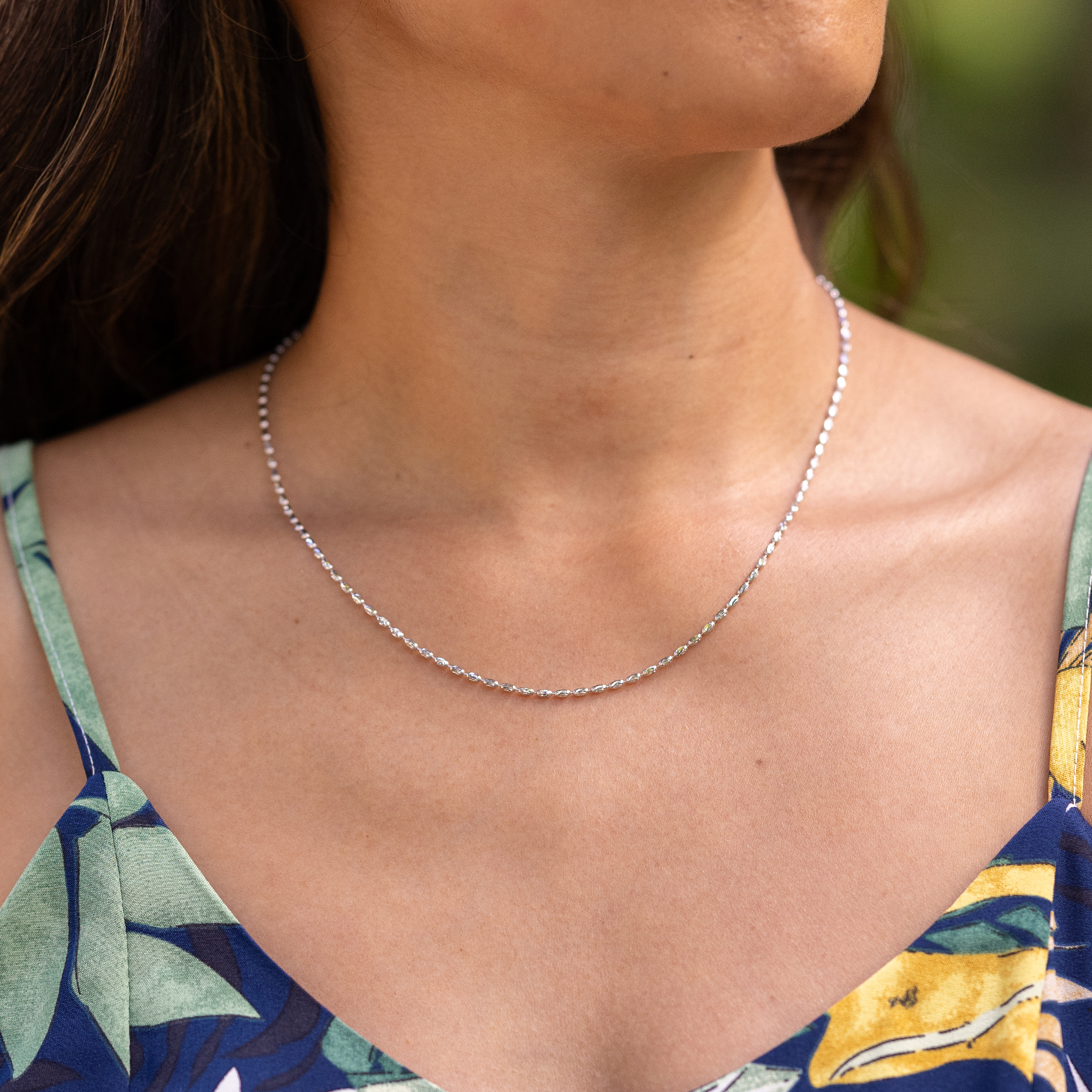 Close up of 1.8mm Ovalina Chain in White Gold on a woman's chest