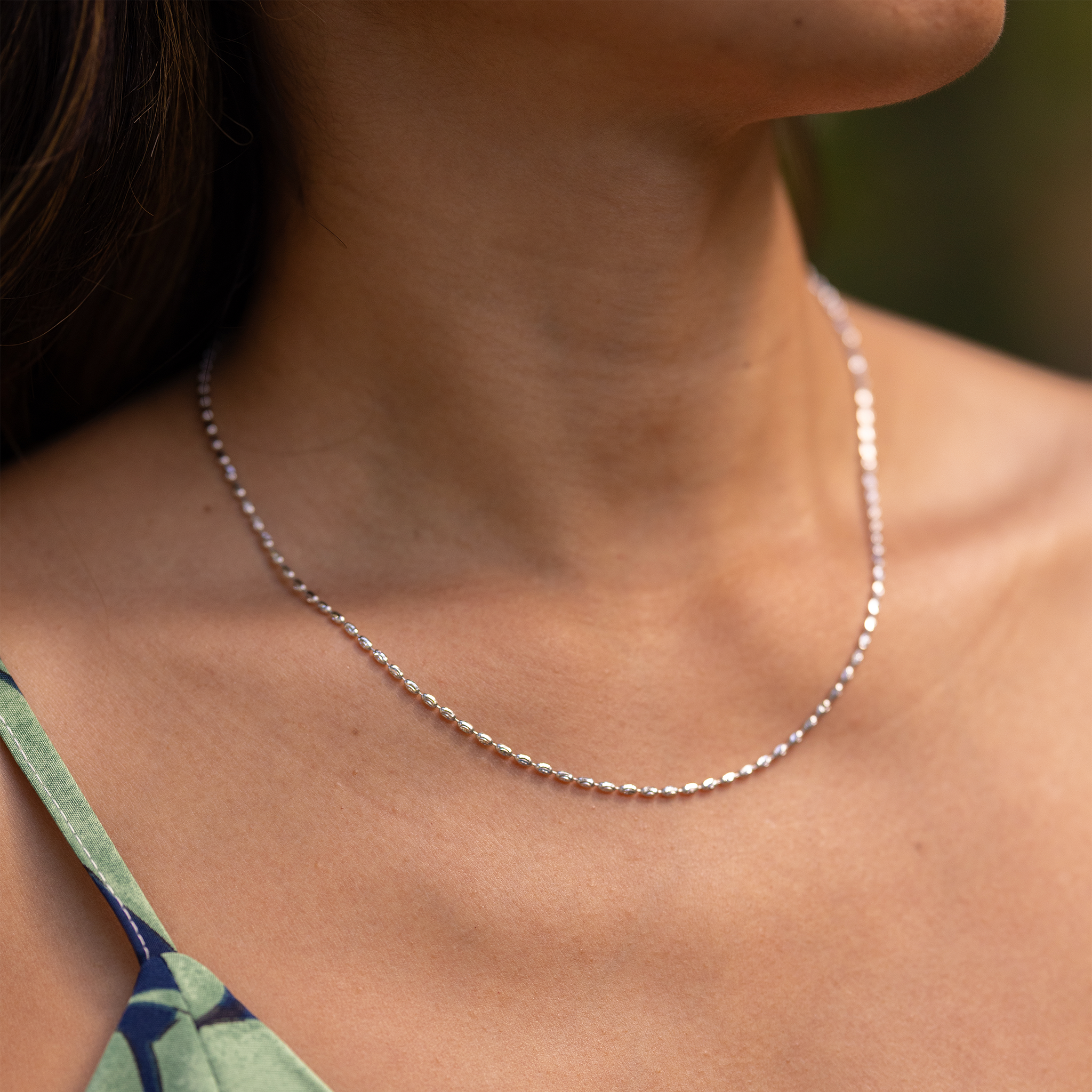 Close up of 1.8mm Ovalina Chain in White Gold on a woman's neckline