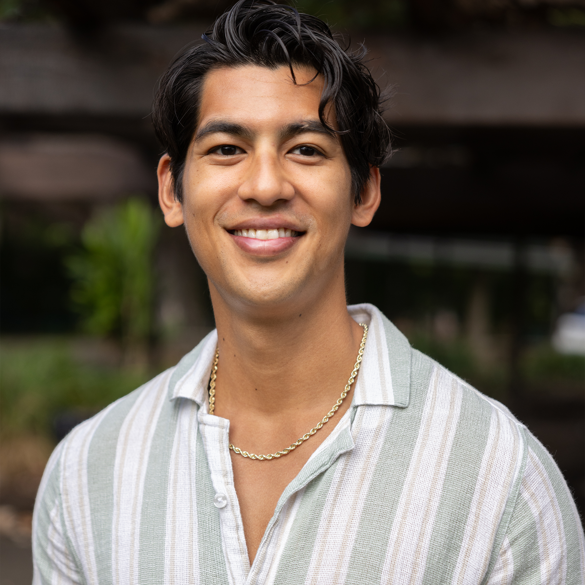 Man outdoors wearing a 5mm Rope Chain in 14k Yellow Gold