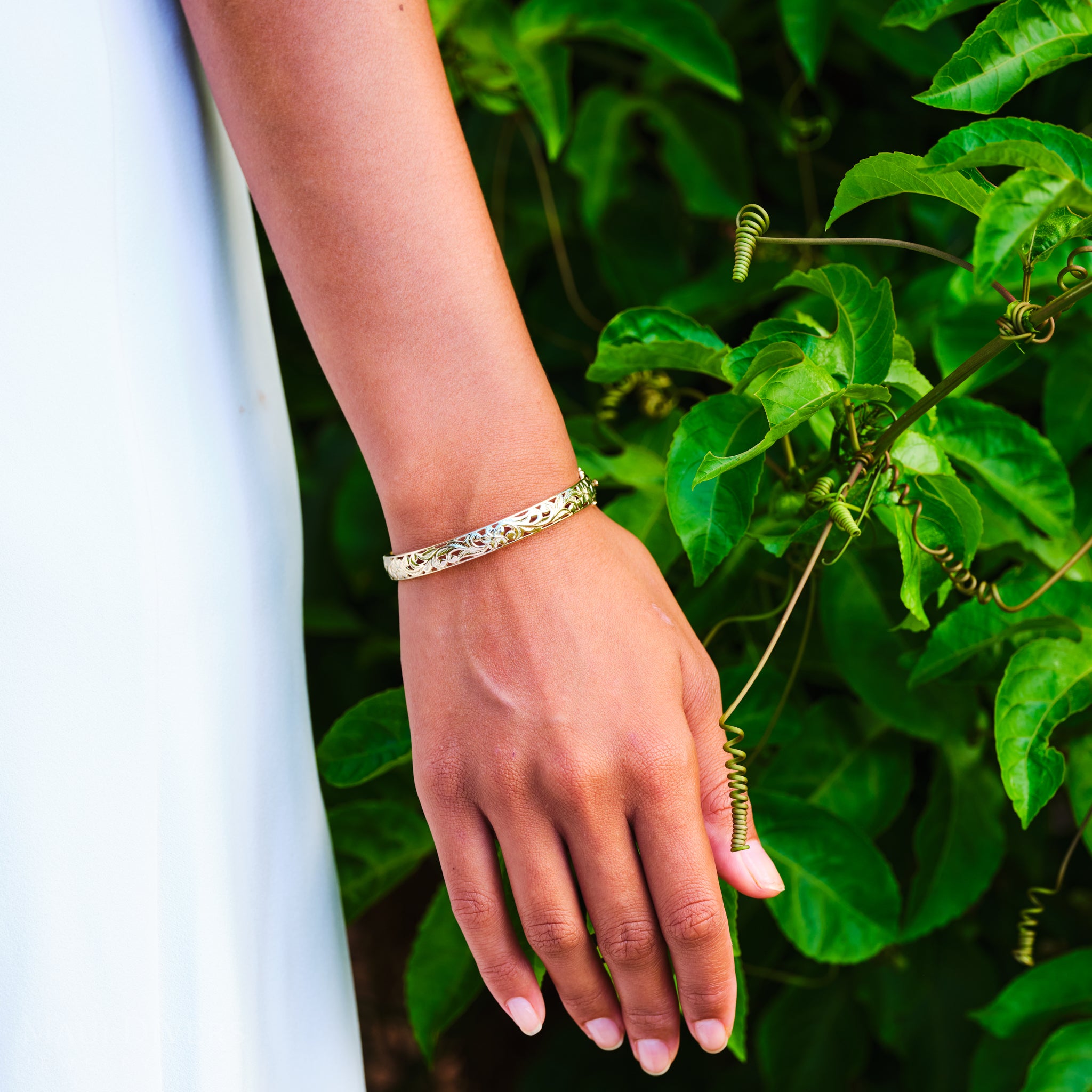 Hawaiian Heirloom Plumeria Hinge Bracelet in Gold - 8mm