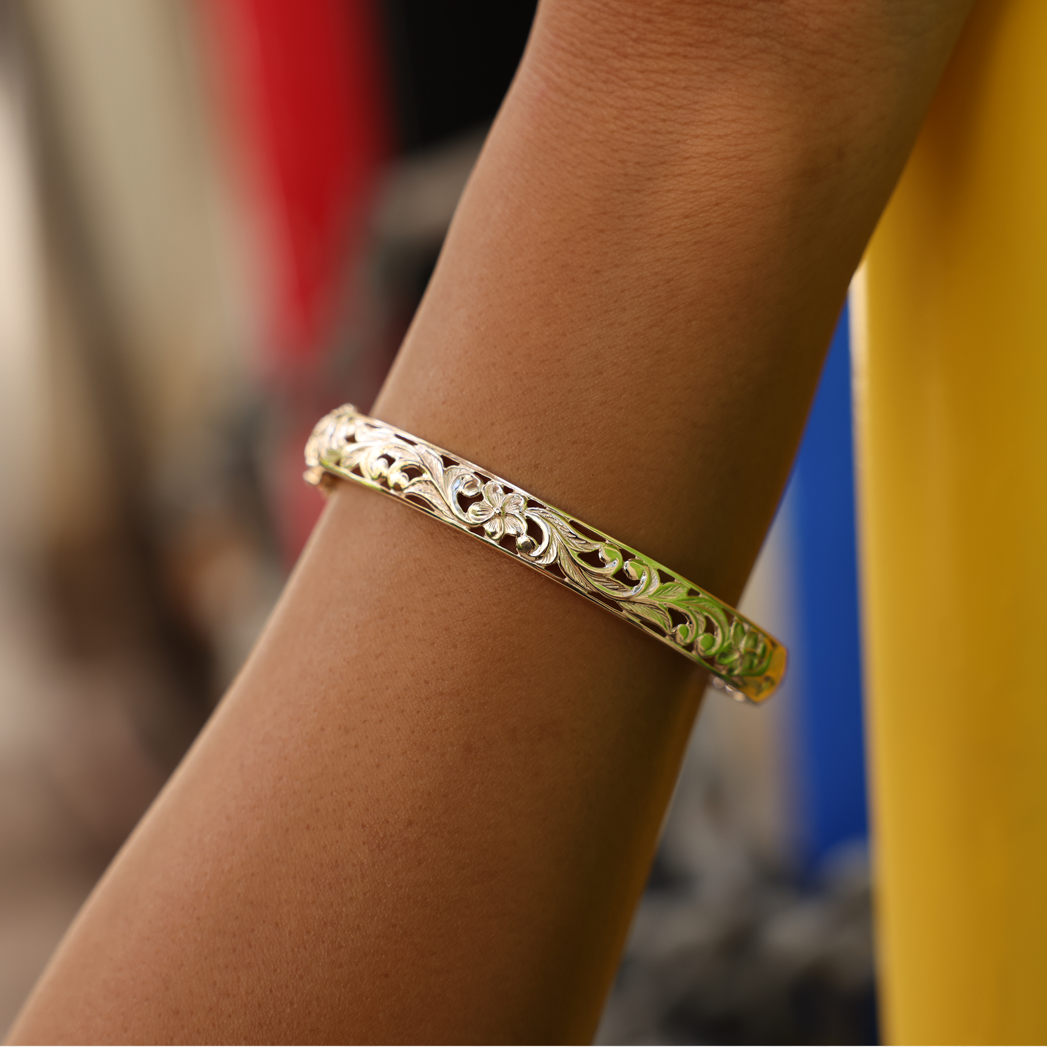 Hawaiian Heirloom Plumeria Hinge Bracelet in Gold - 8mm