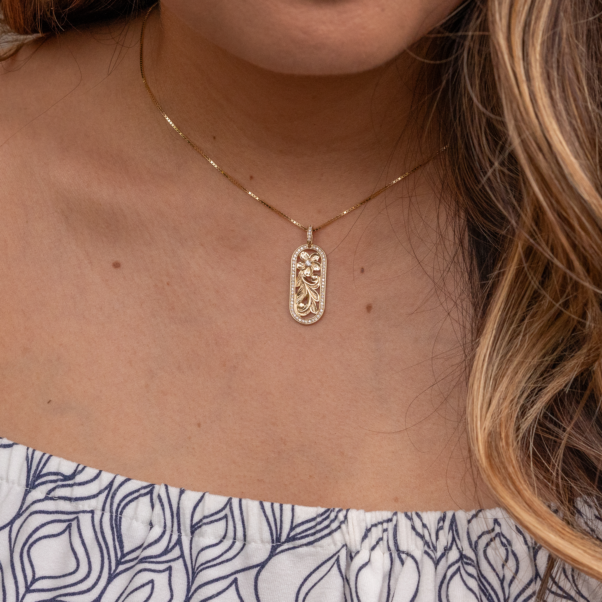 Hawaiian Heirloom Plumeria-Anhänger in Gold mit Diamanten