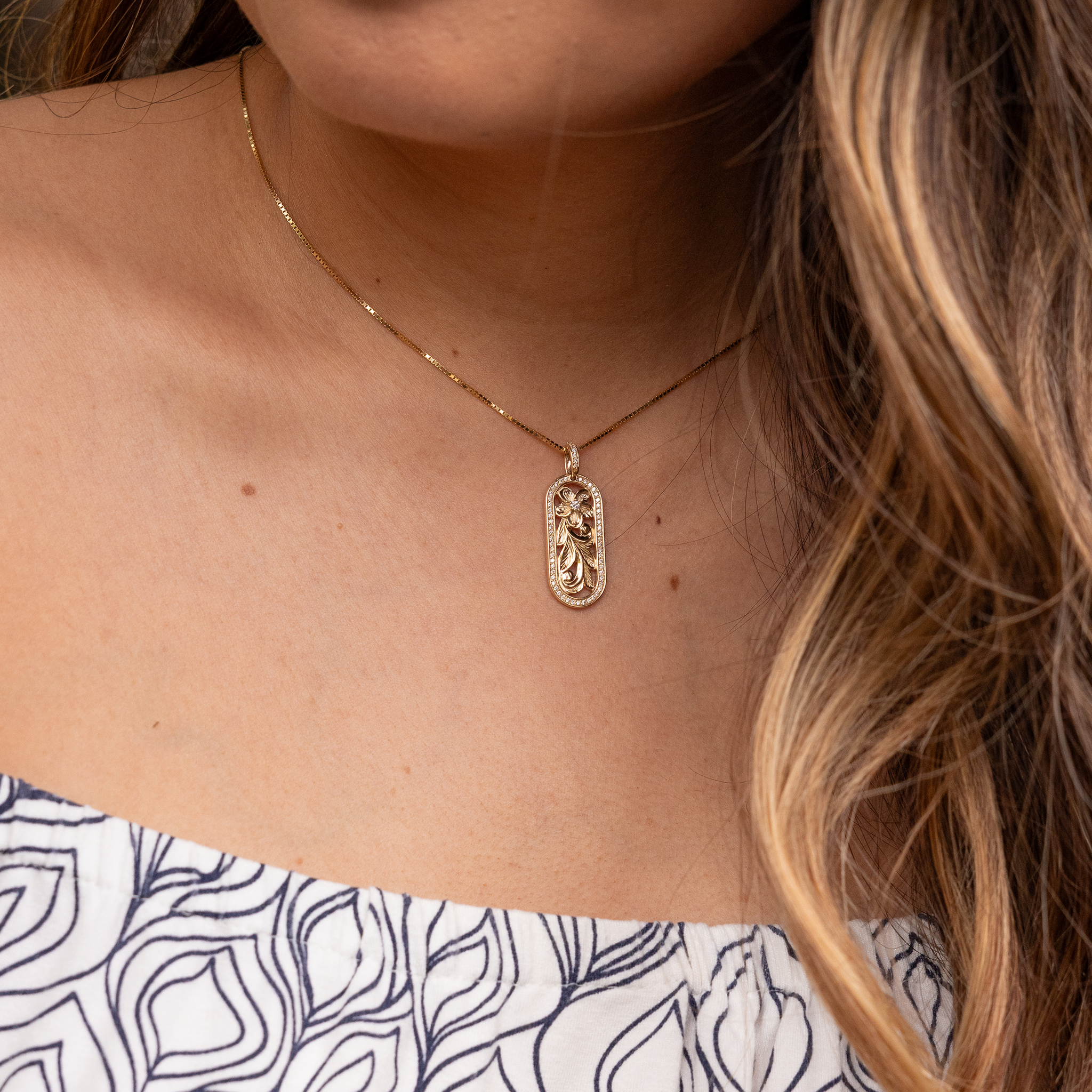 Hawaiian Heirloom Plumeria-Anhänger in Gold mit Diamanten