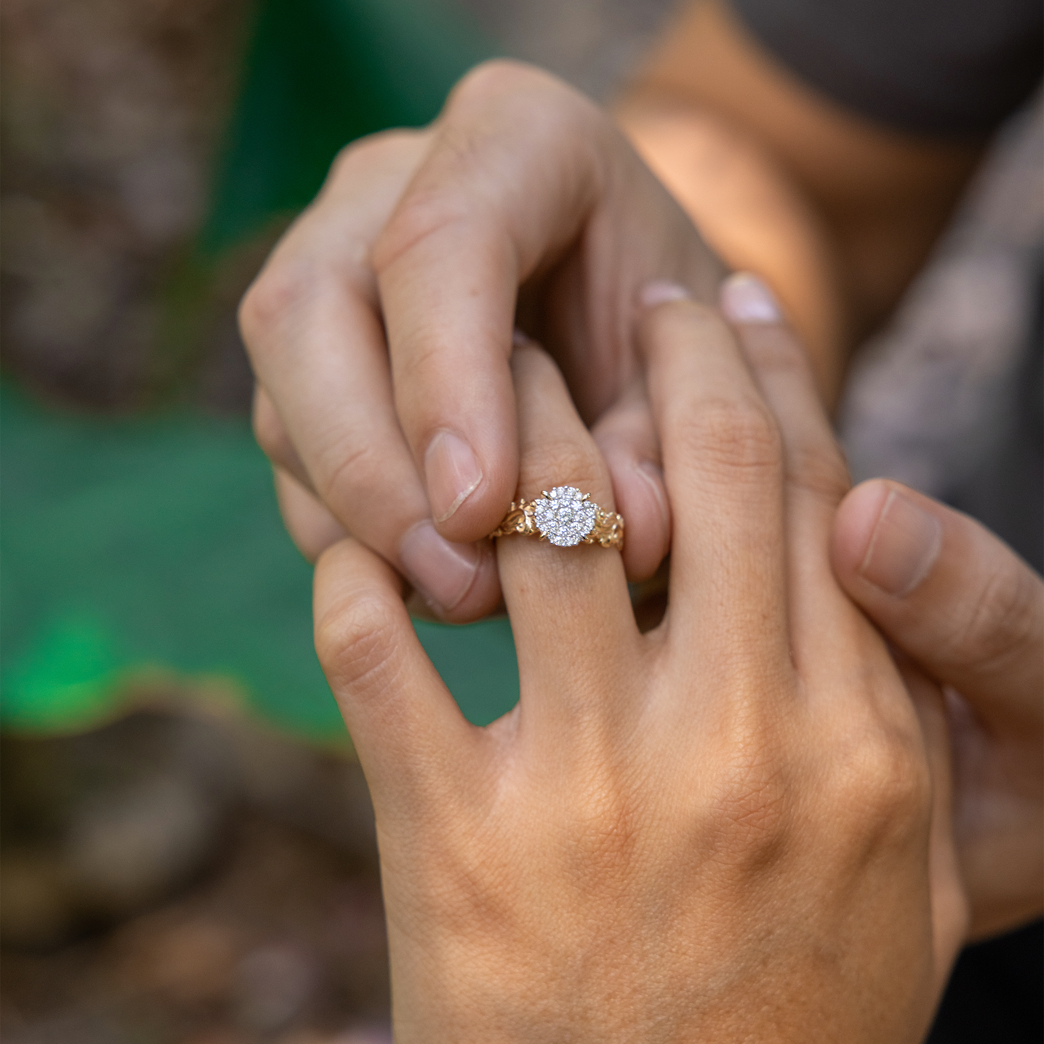 ダイヤモンドと金のハワイアンの家宝婚約指輪