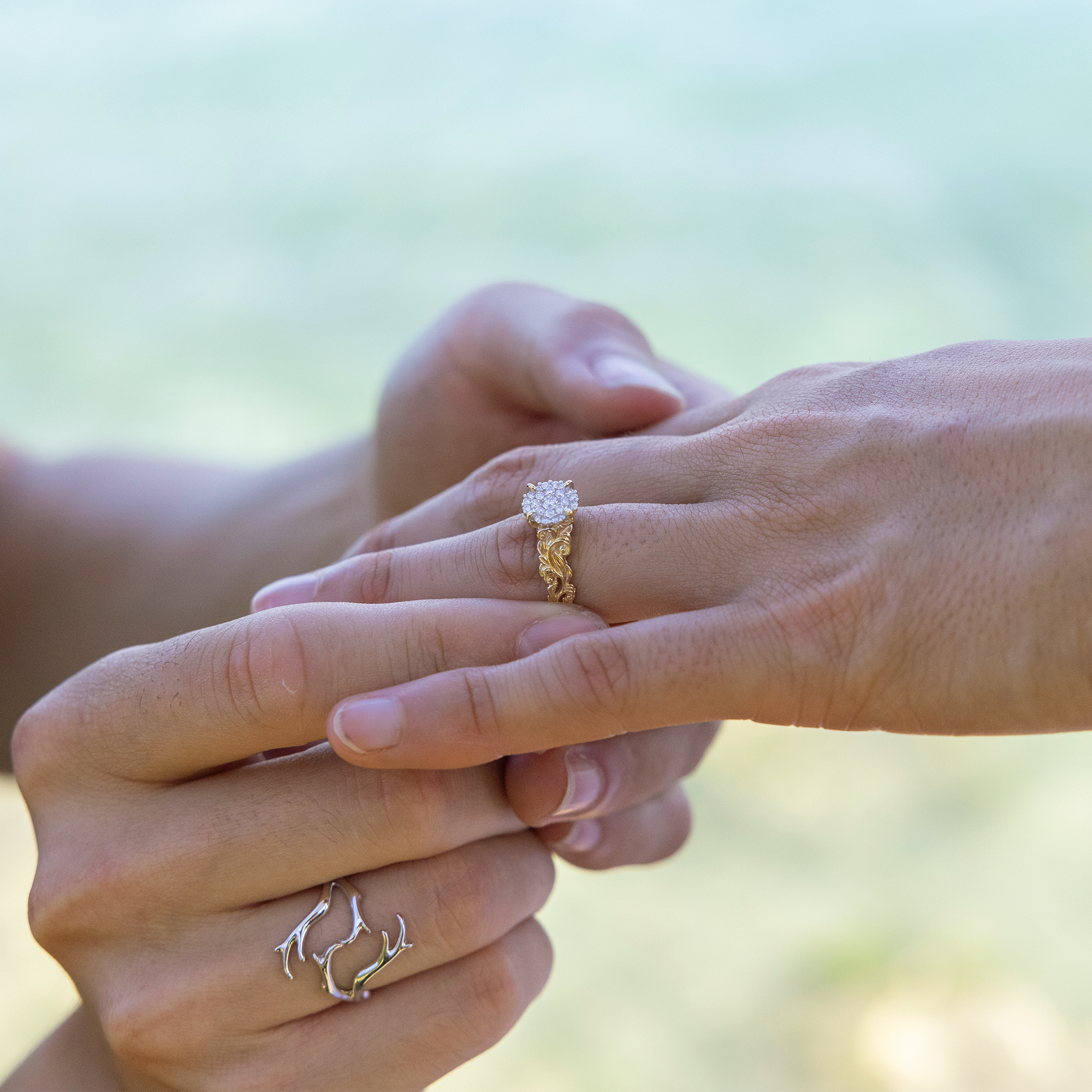 ダイヤモンドと金のハワイアンの家宝婚約指輪