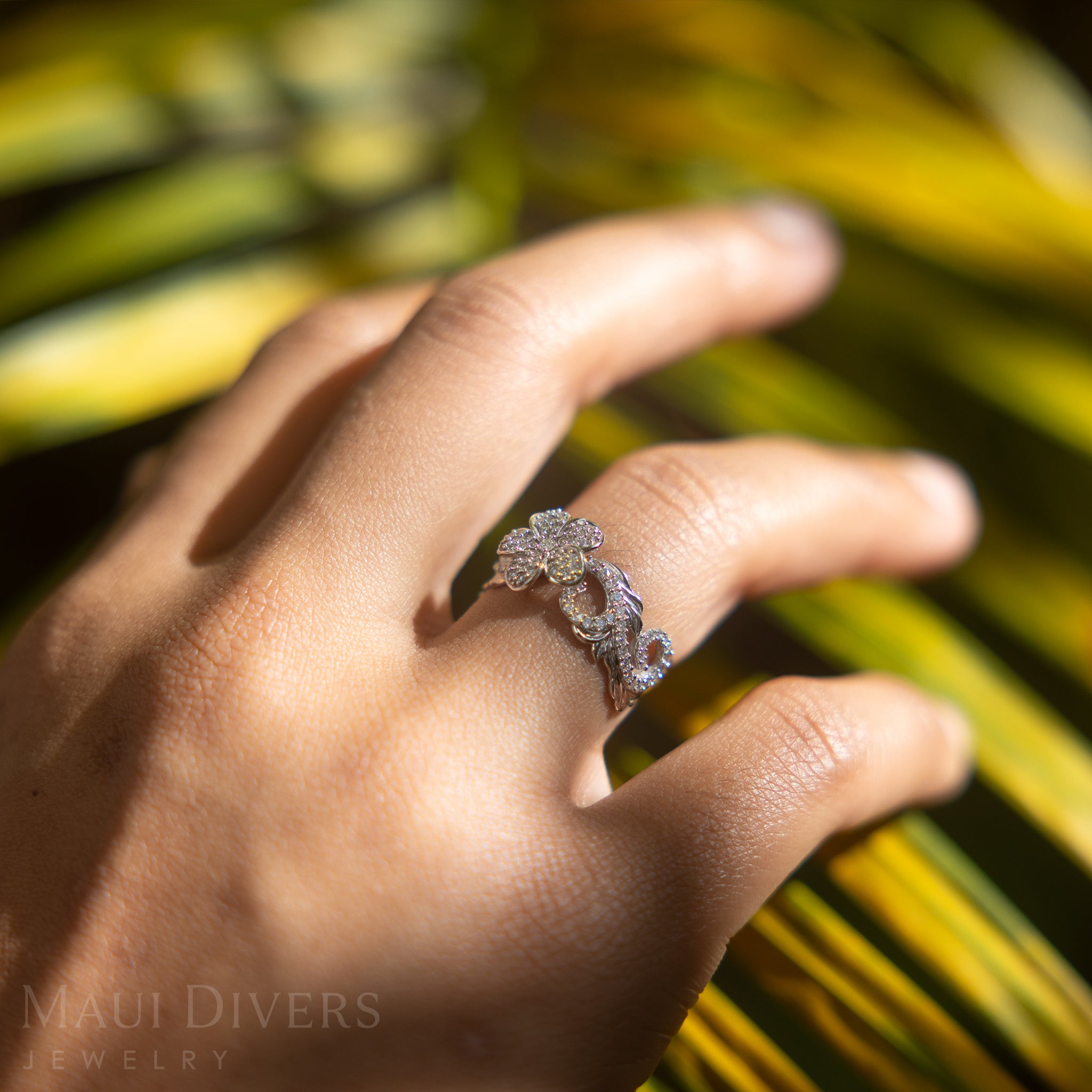 ホワイトゴールドのハワイアンの家宝のプルメリアのリング - 10mm