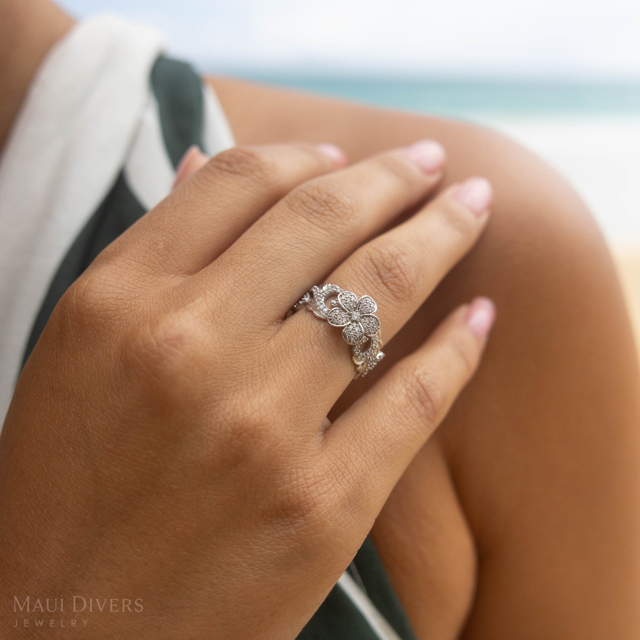 ホワイトゴールドのハワイアンの家宝のプルメリアのリング - 10mm