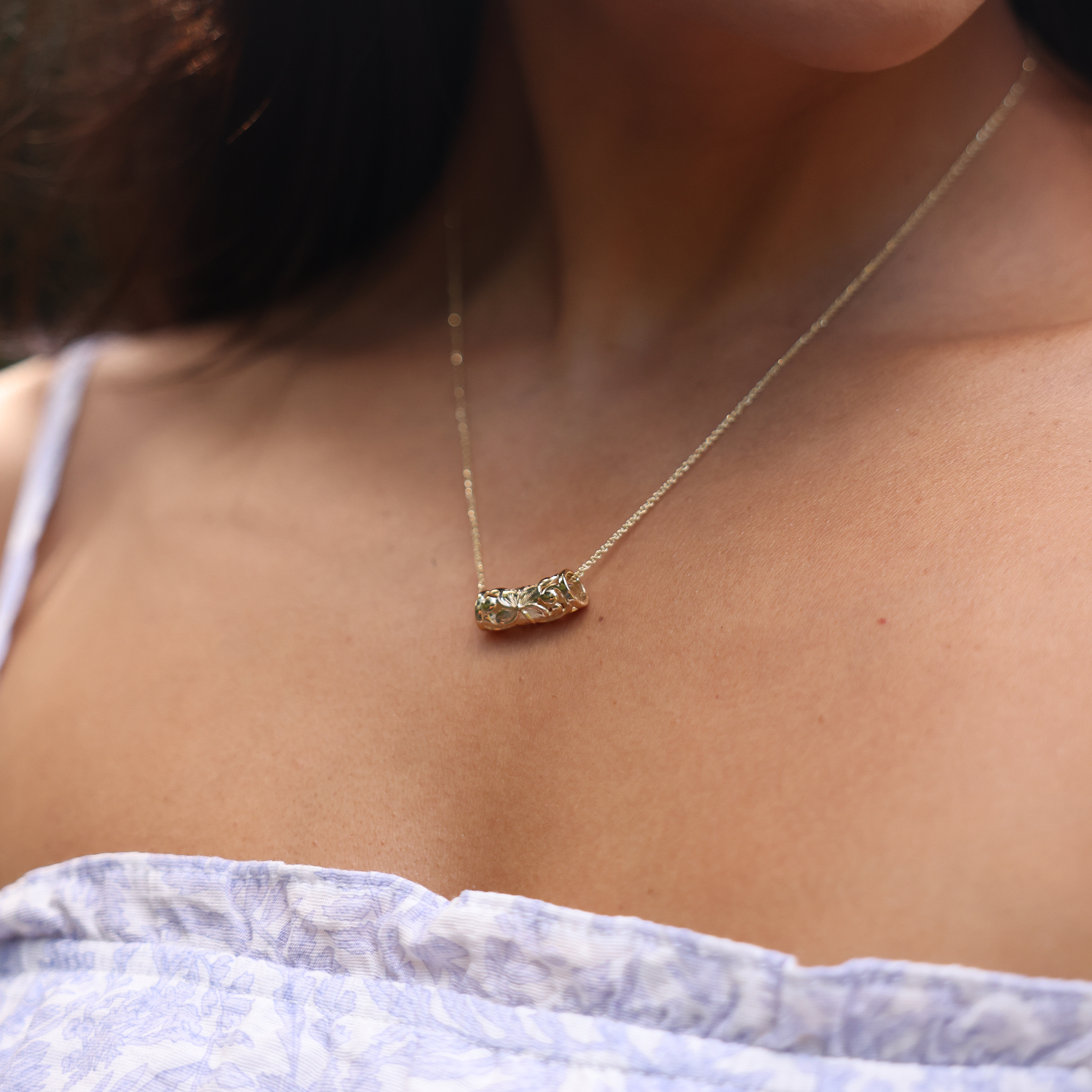ハワイアンの家宝Plumeria Scroll Barrel Pendant in Gold