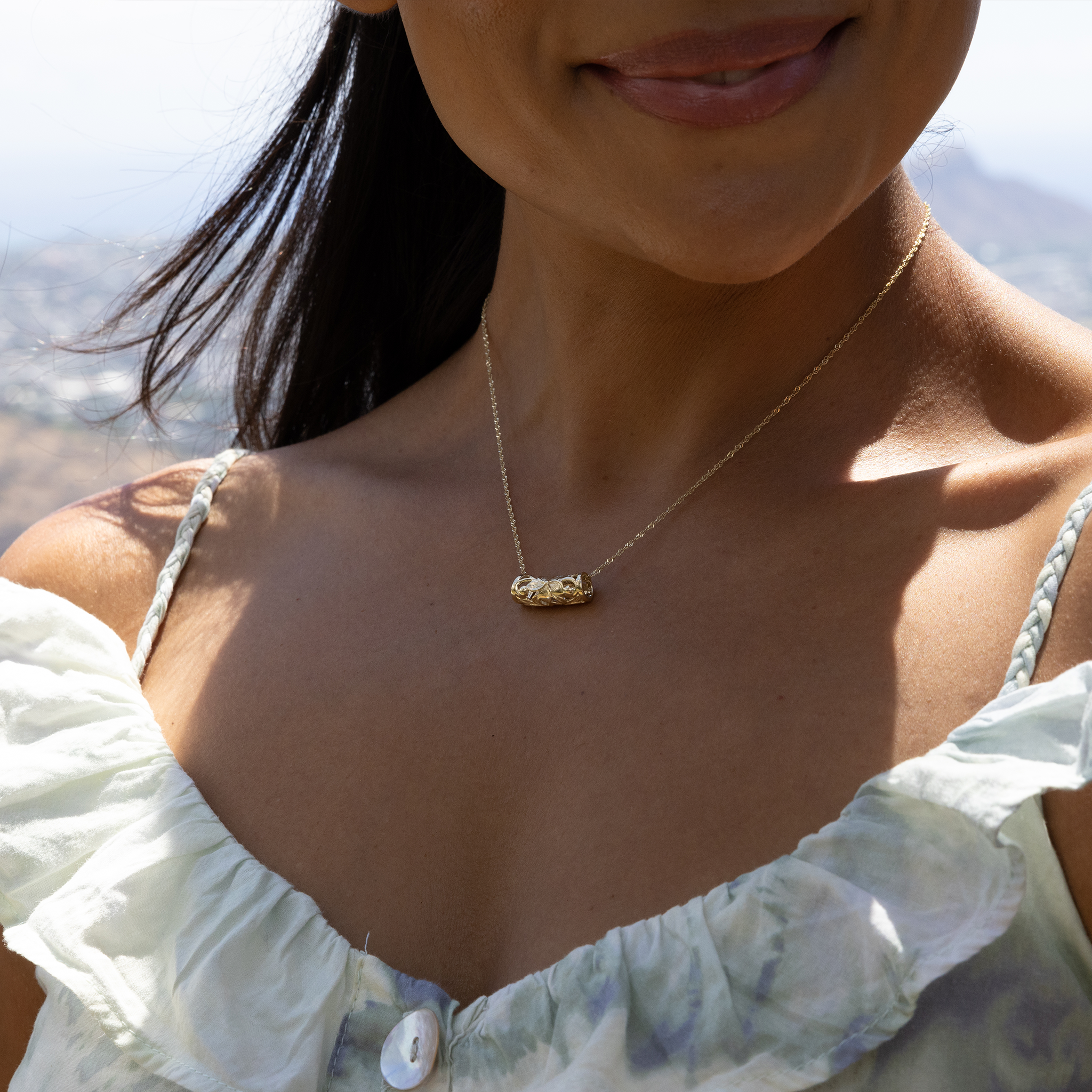 ハワイアンの家宝Plumeria Scroll Barrel Pendant in Gold