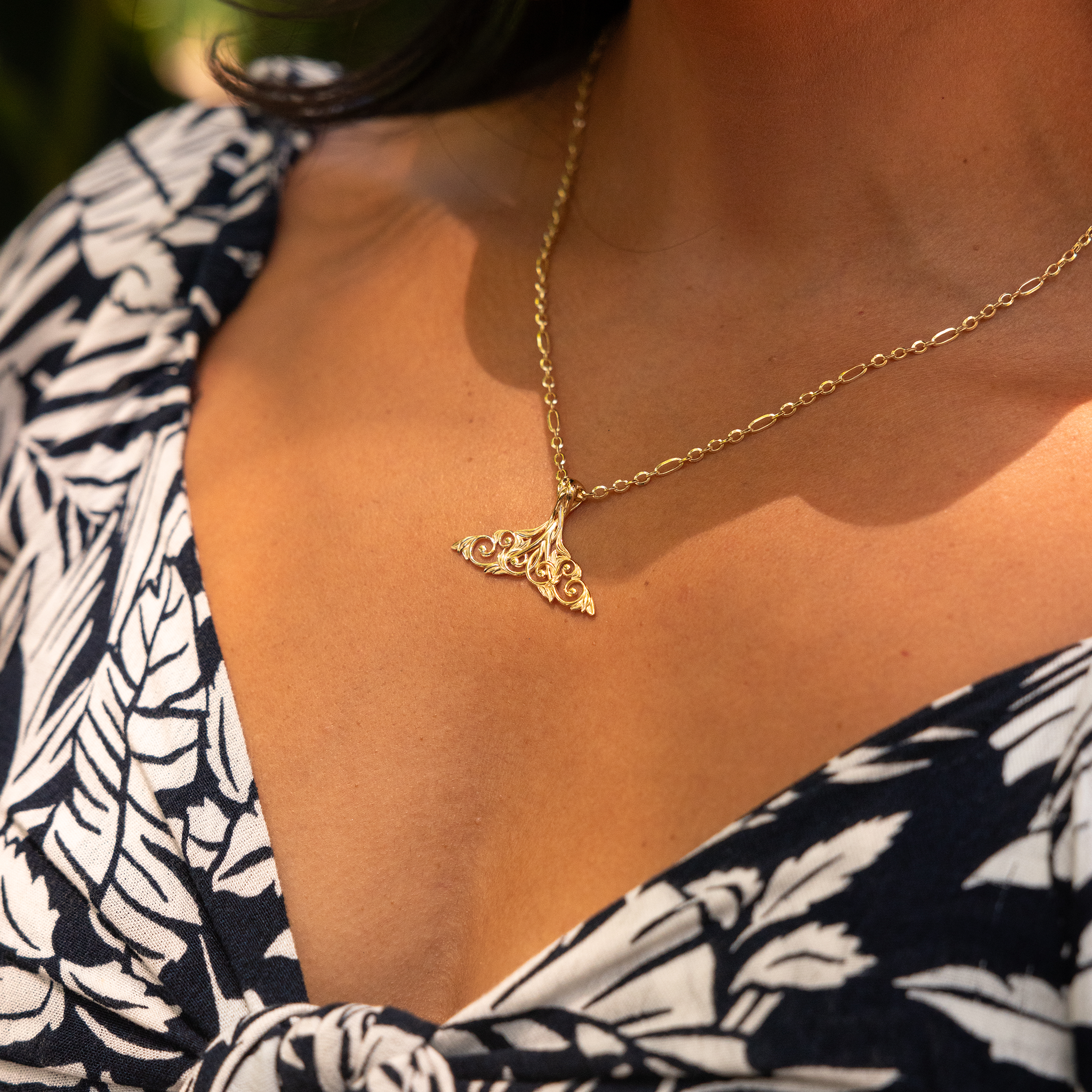 Living Heirloom Whale Tail Pendant in Gold - 35mm