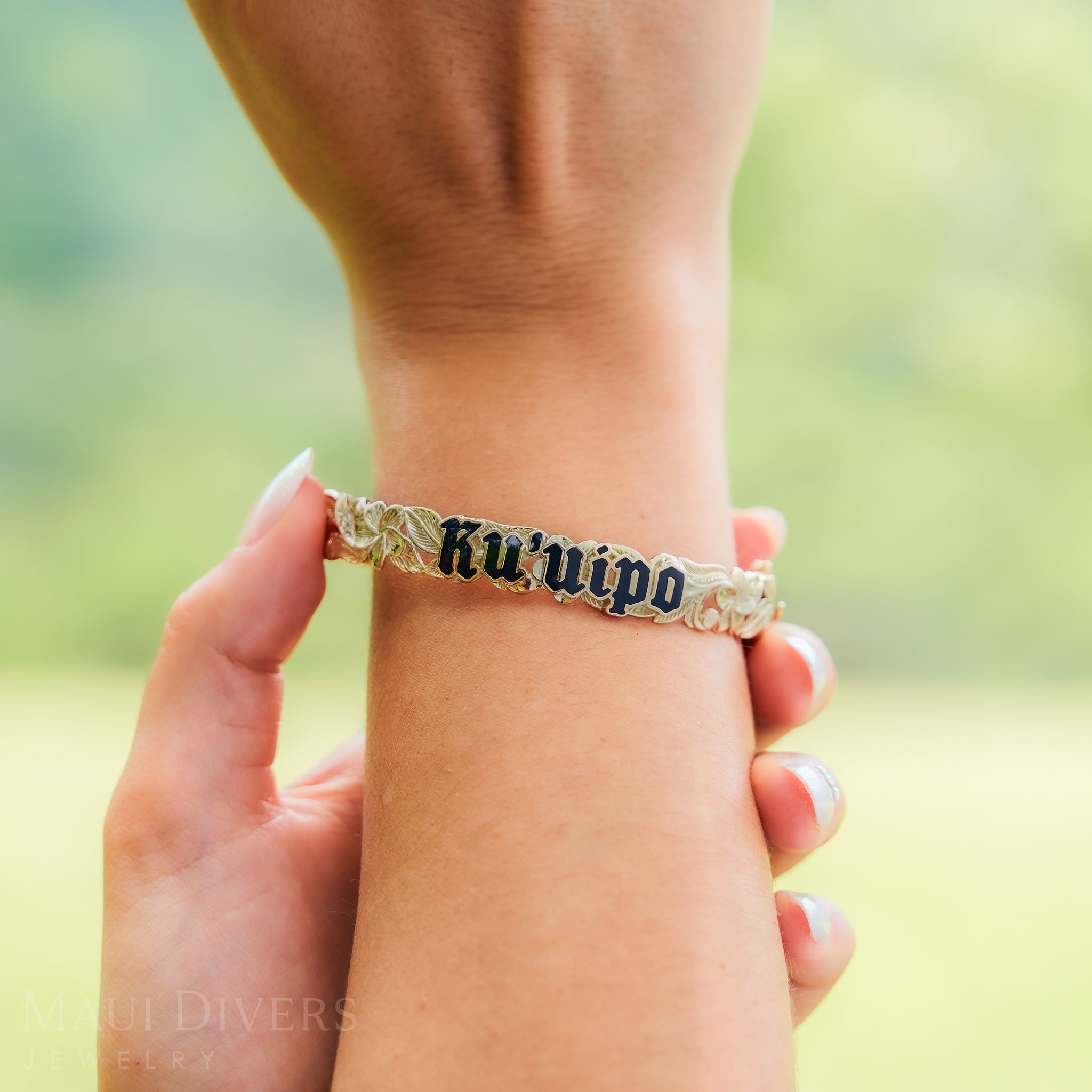 Hawaiian Heirloom Kuʻuipo (Sweetheart) Plumeria Enamel Hinge Bracelet in Gold - 10mm