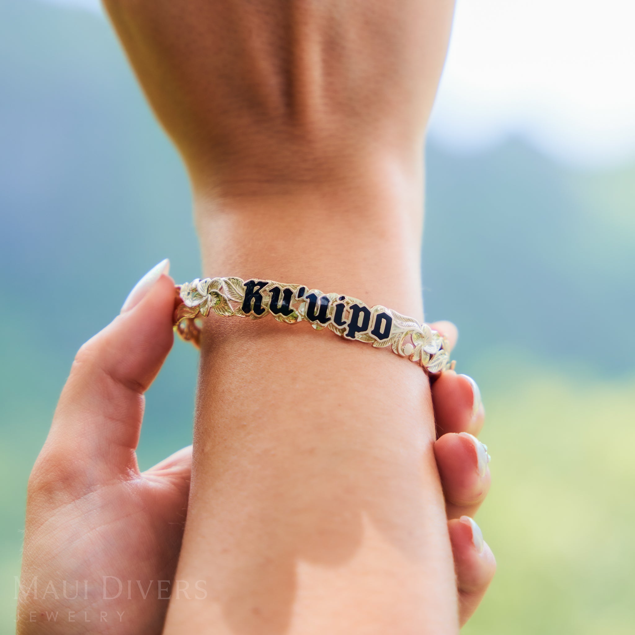 Hawaiian Heirloom Kuʻuipo (Sweetheart) Plumeria Enamel Hinge Bracelet in Gold - 10mm