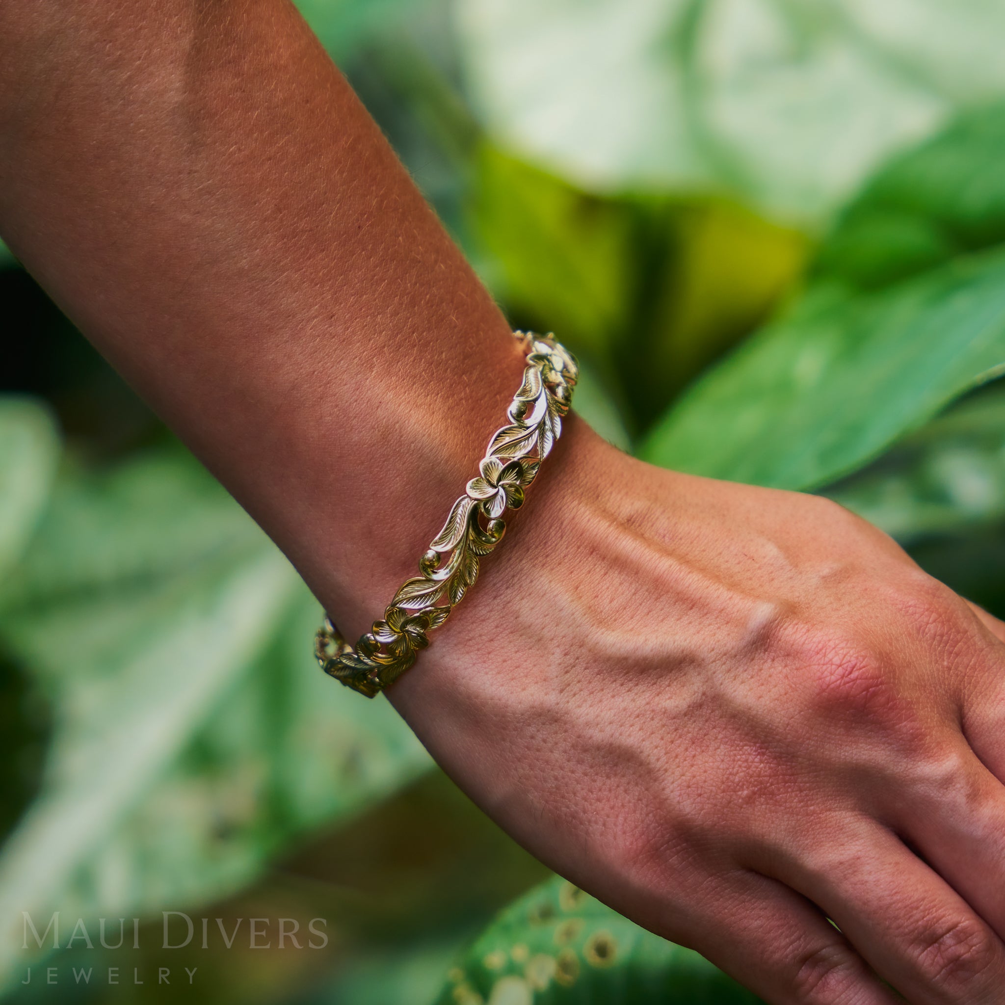 Hawaiian Heirloom Plumeria Hinge Bracelet in Gold - 10mm