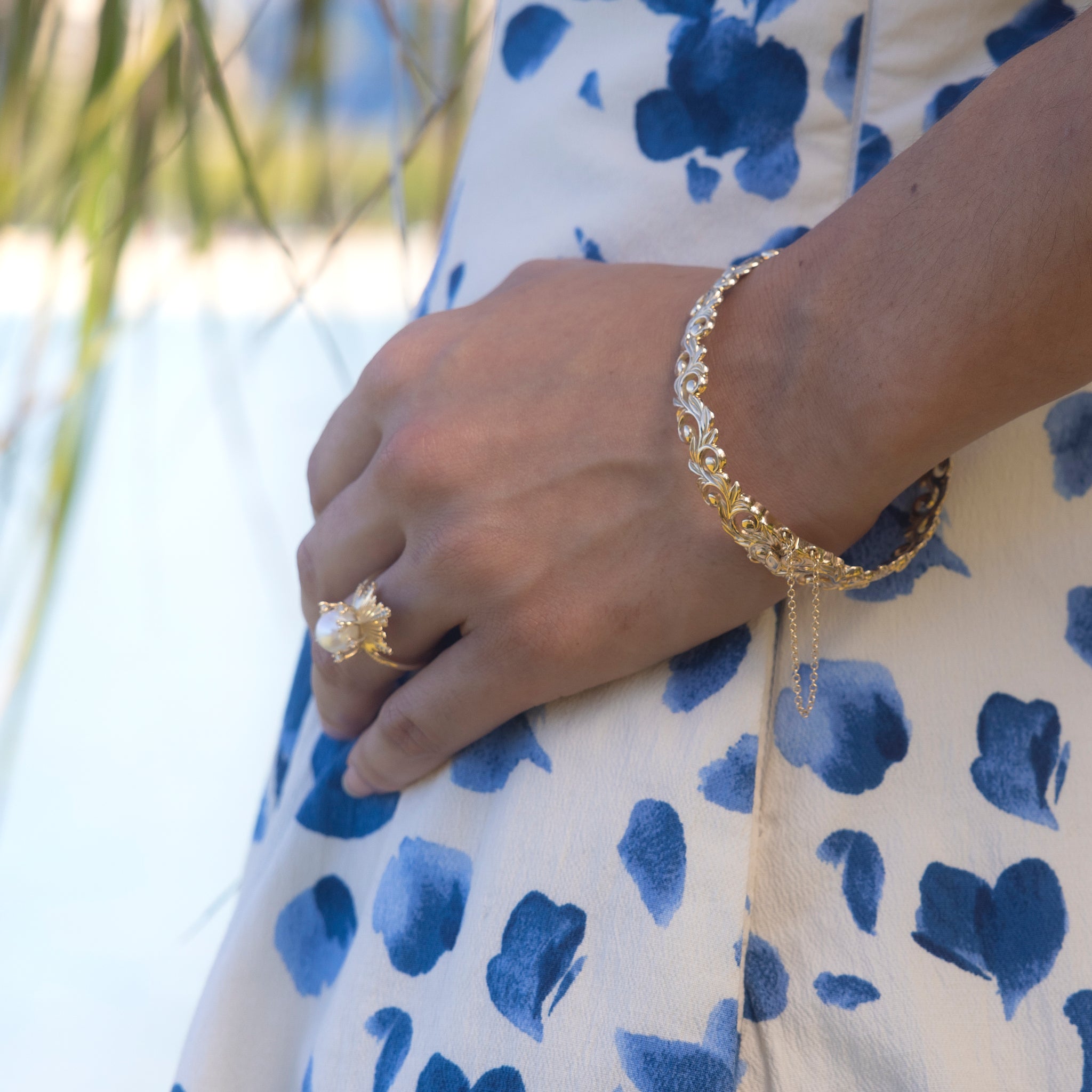 Living Heirloom Hinge Bracelet in Gold - 10mm