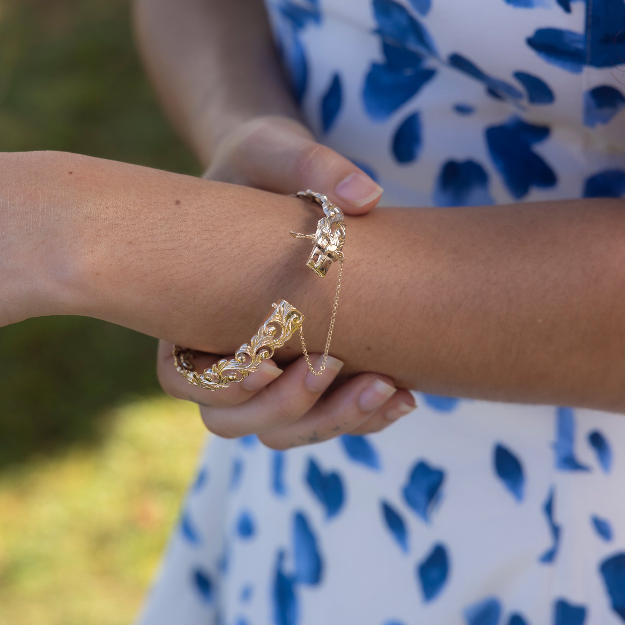 Living Heirloom Hinge Bracelet in Gold - 10mm