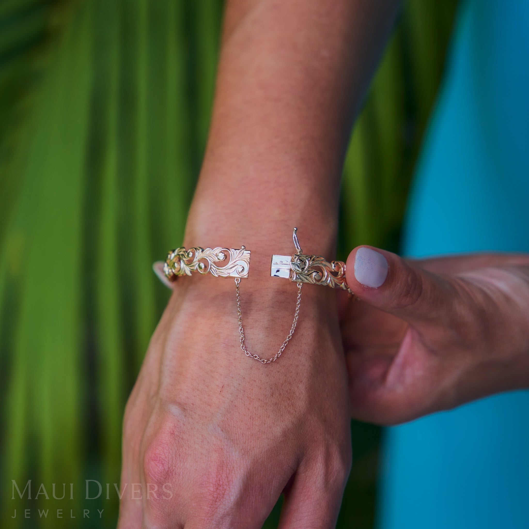 Living Heirloom Hinge Bracelet in Gold - 10mm