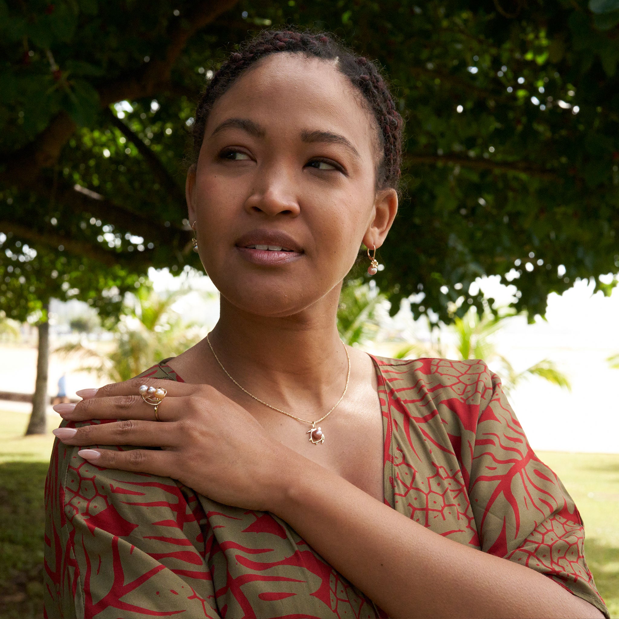 真珠の滝のリングを金で選びます