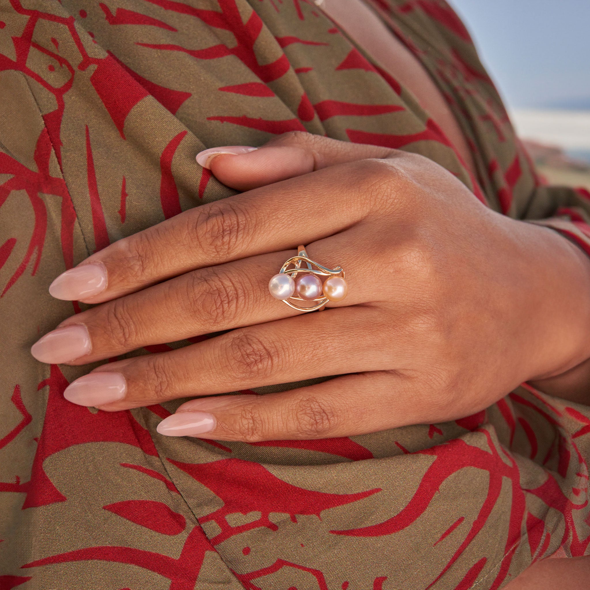 真珠の滝のリングを金で選びます