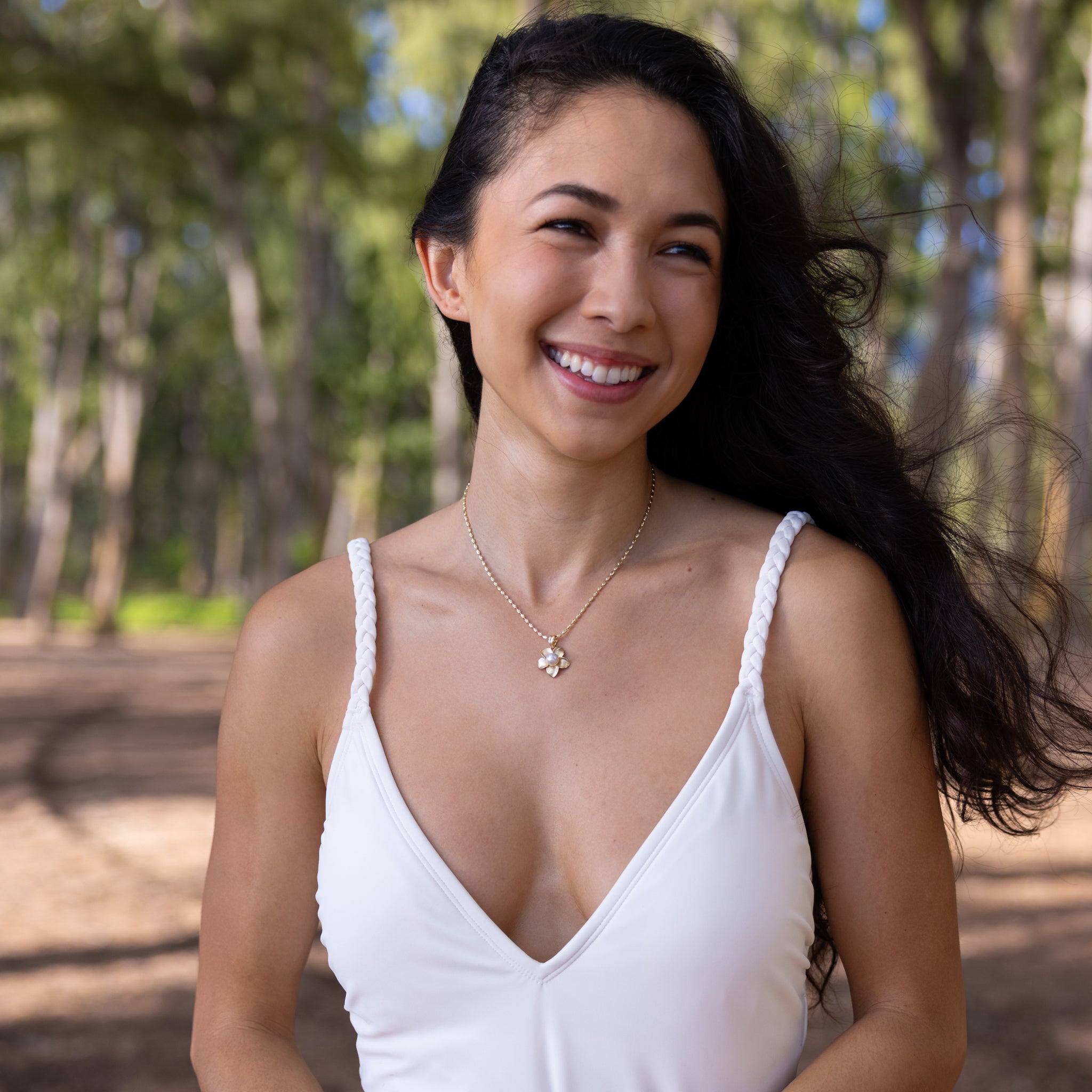 ゴールドでパールプルメリアペンダントを選んでください-18mm