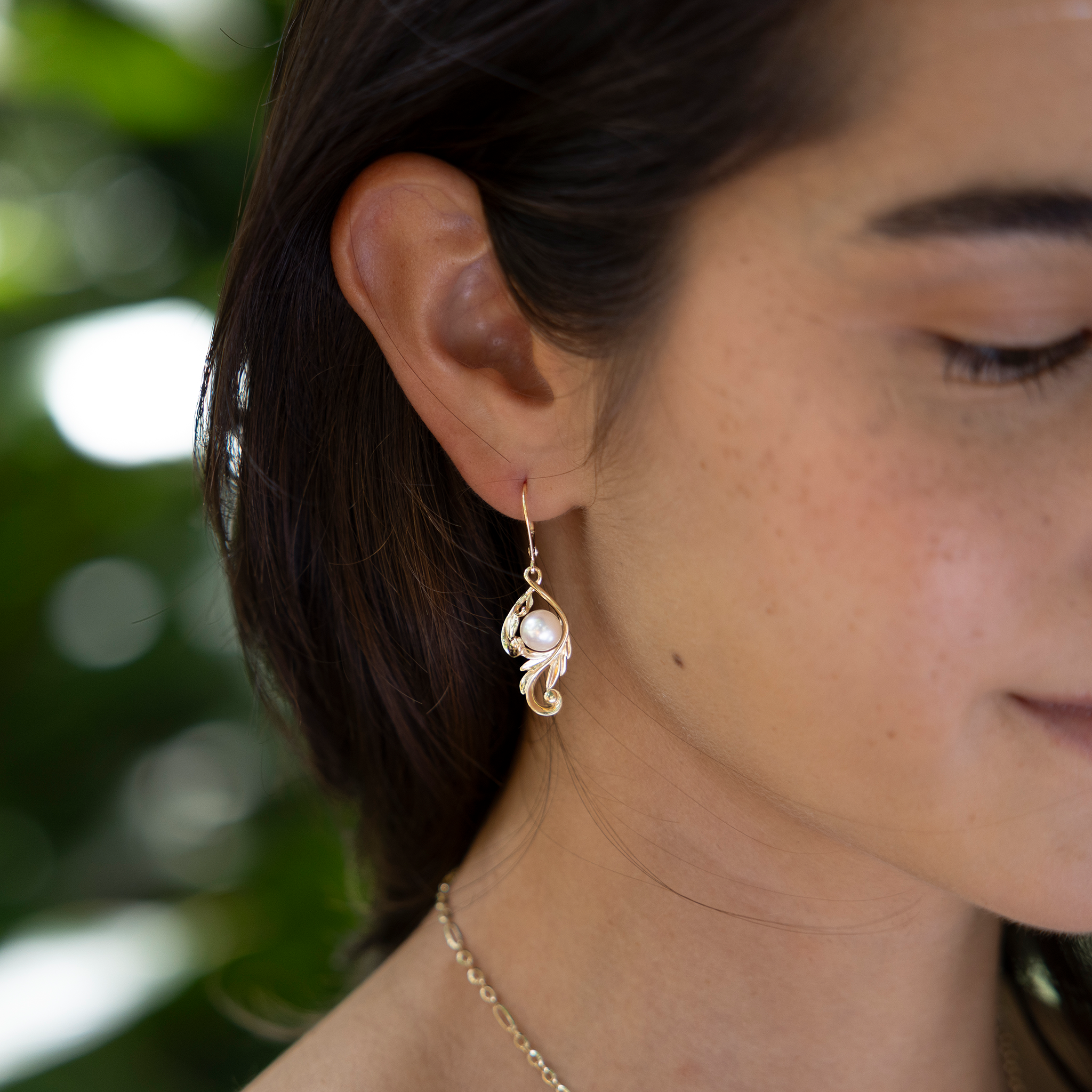 ゴールドのパールメールスクロールイヤリングを選びます