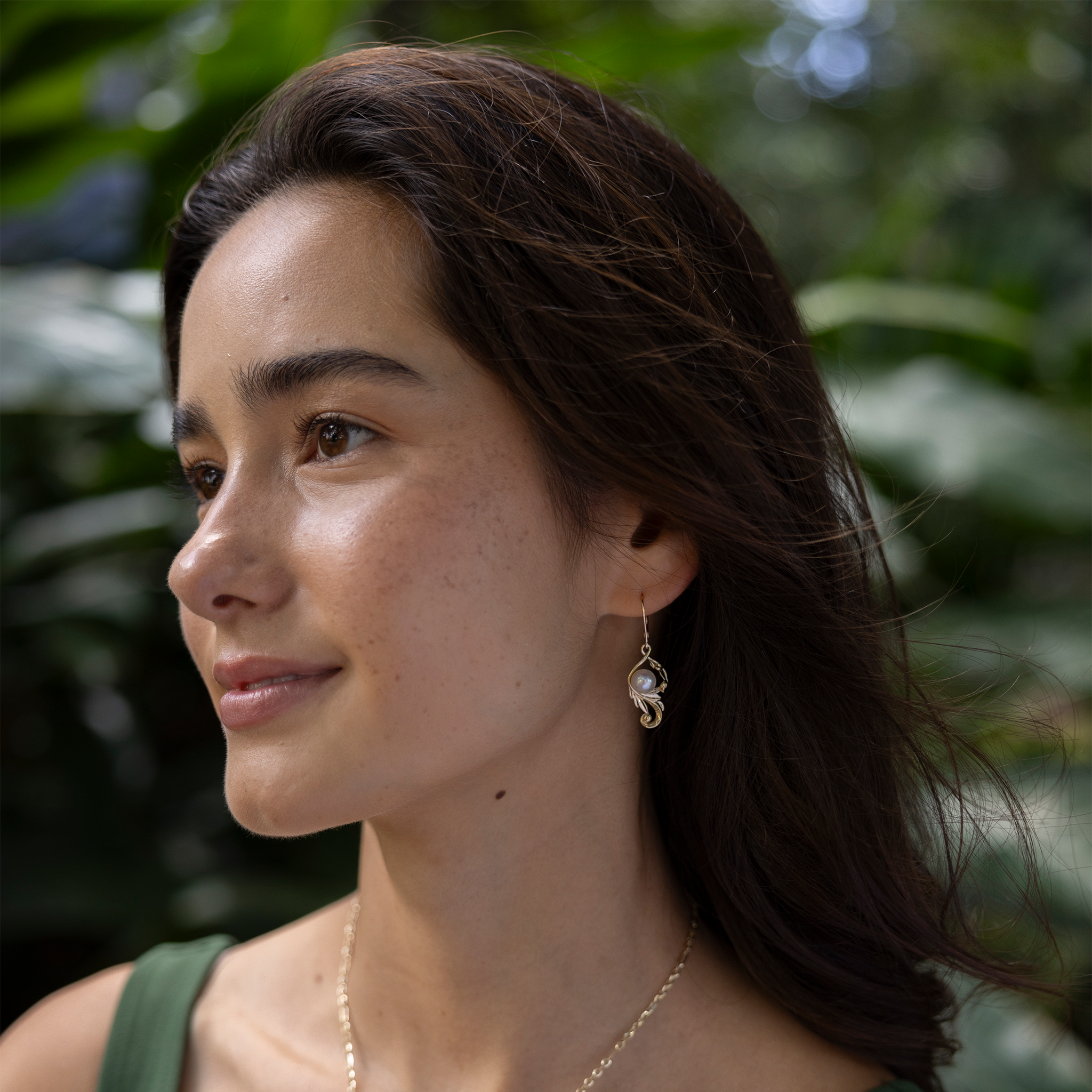 ゴールドのパールメールスクロールイヤリングを選びます