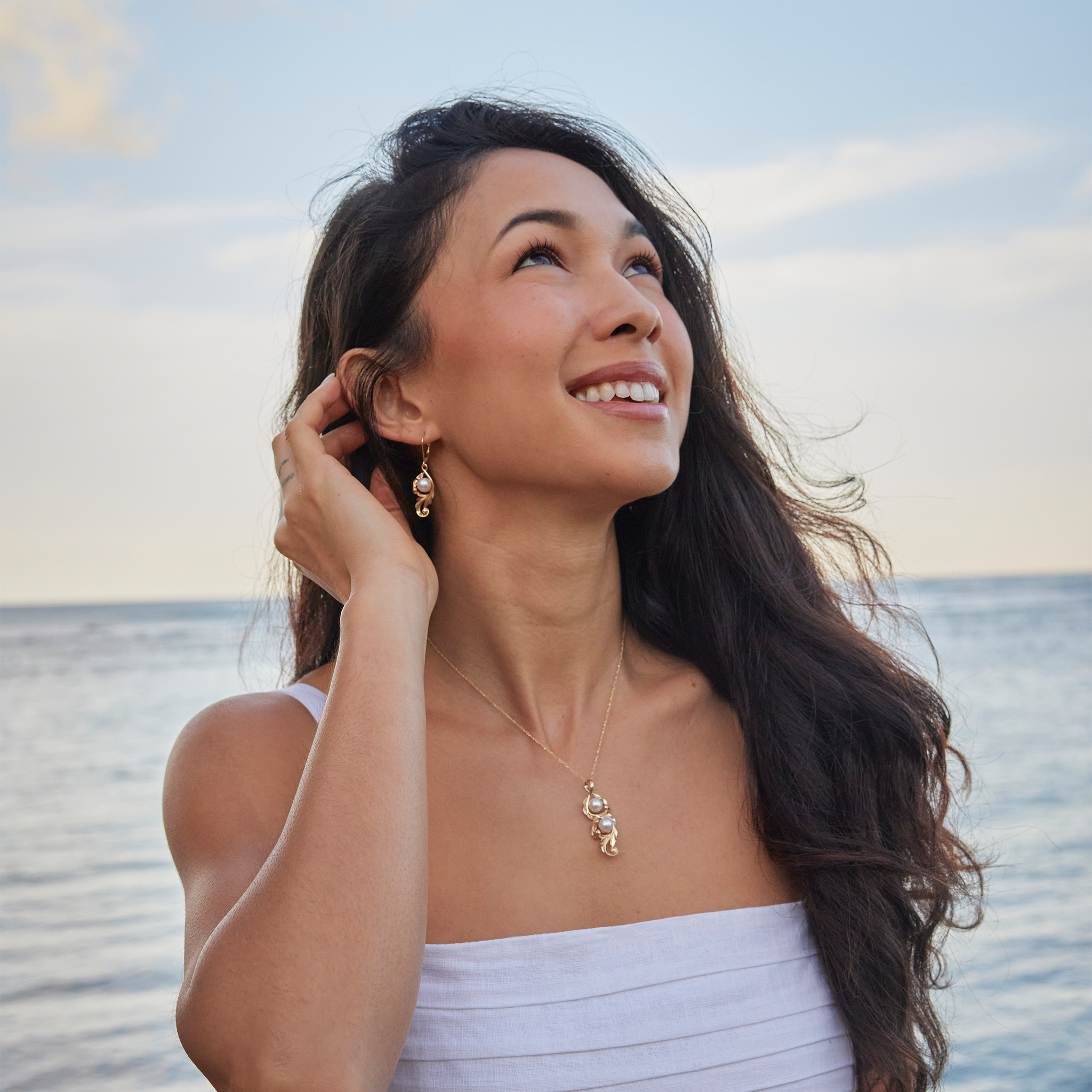 真珠の郵便物巻物のペンダントを金で選びます