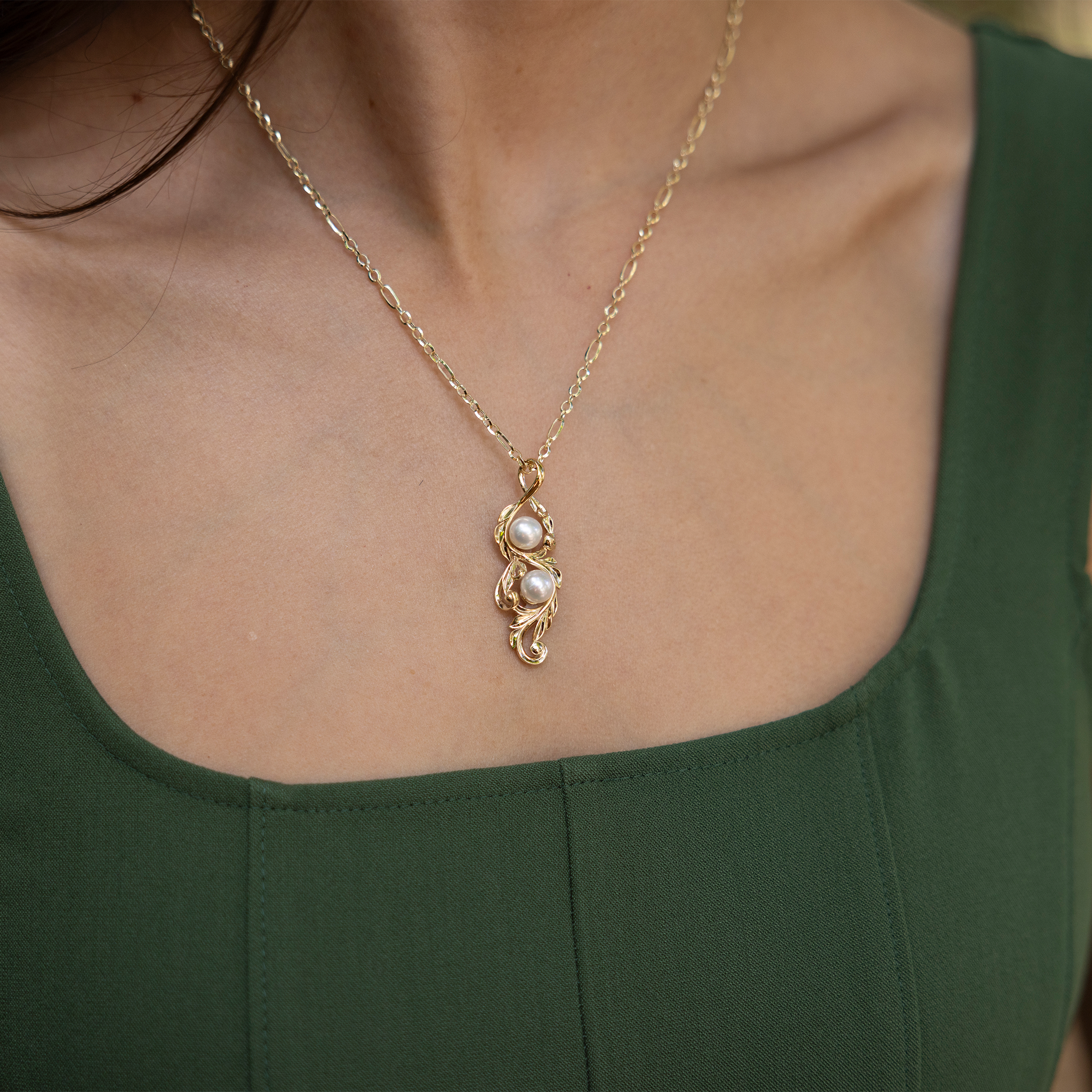 真珠の郵便物巻物のペンダントを金で選びます