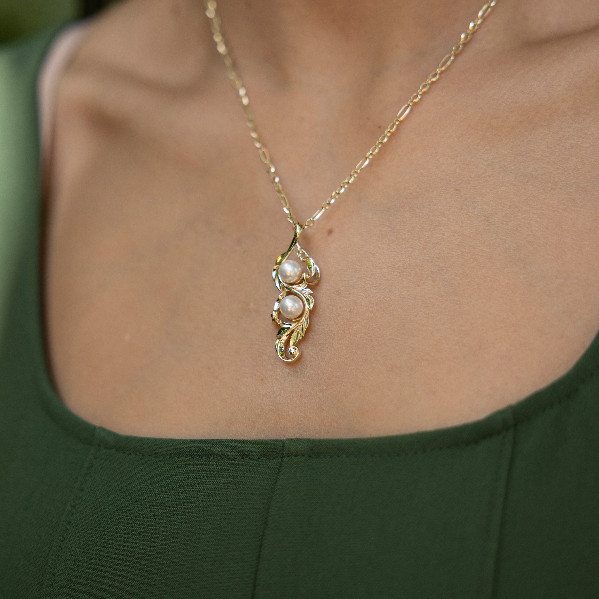 真珠の郵便物巻物のペンダントを金で選びます