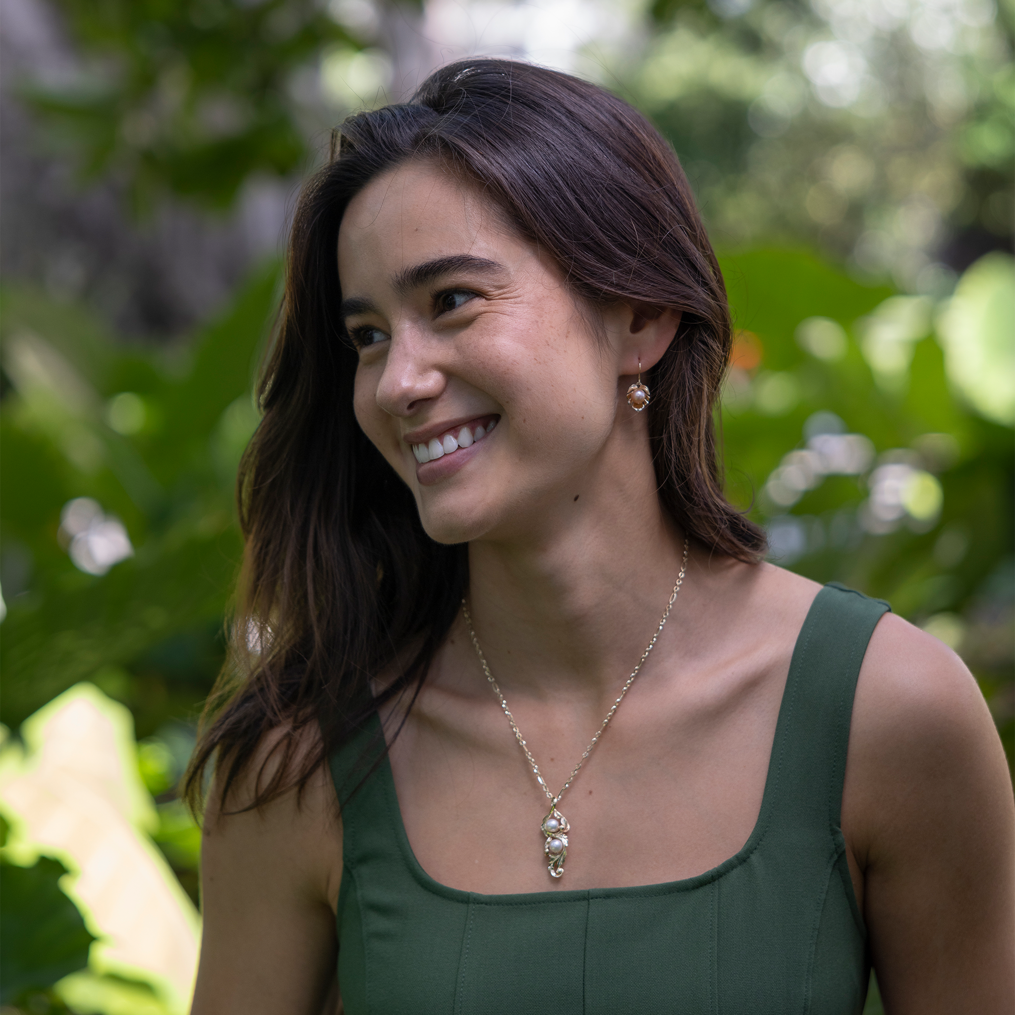 真珠の郵便物巻物のペンダントを金で選びます