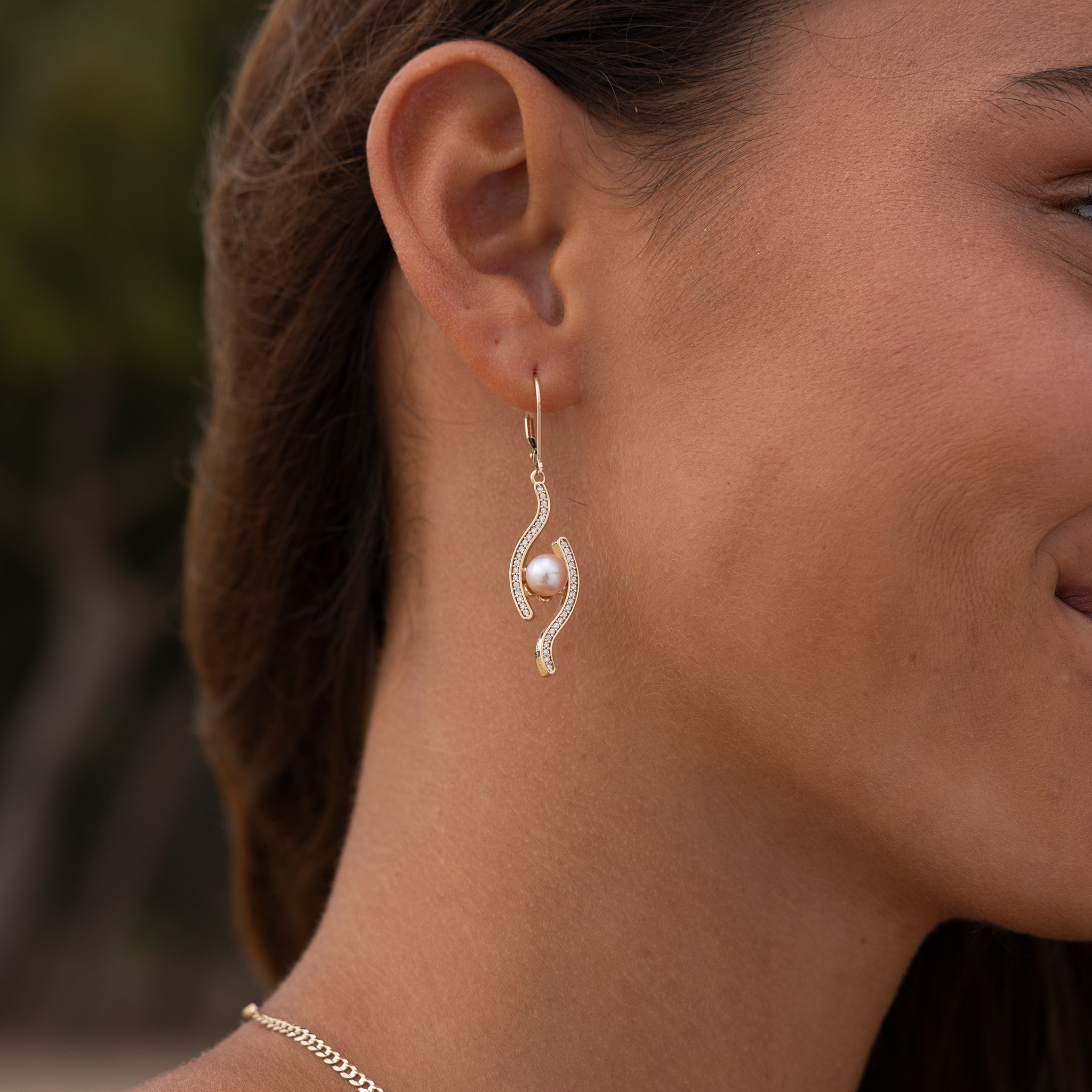 ダイヤモンドを金色にした真珠のイヤリングを選びます