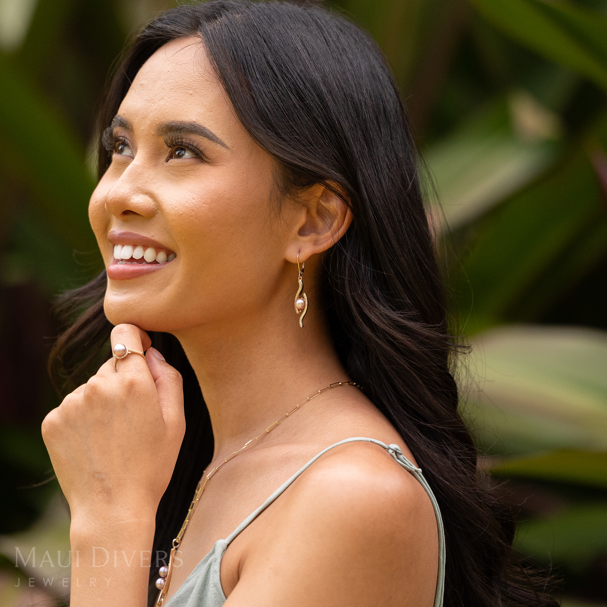 ダイヤモンドを金色にした真珠のイヤリングを選びます