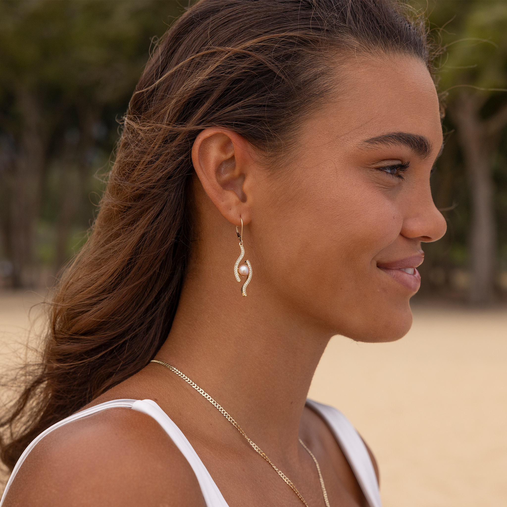 ダイヤモンドを金色にした真珠のイヤリングを選びます