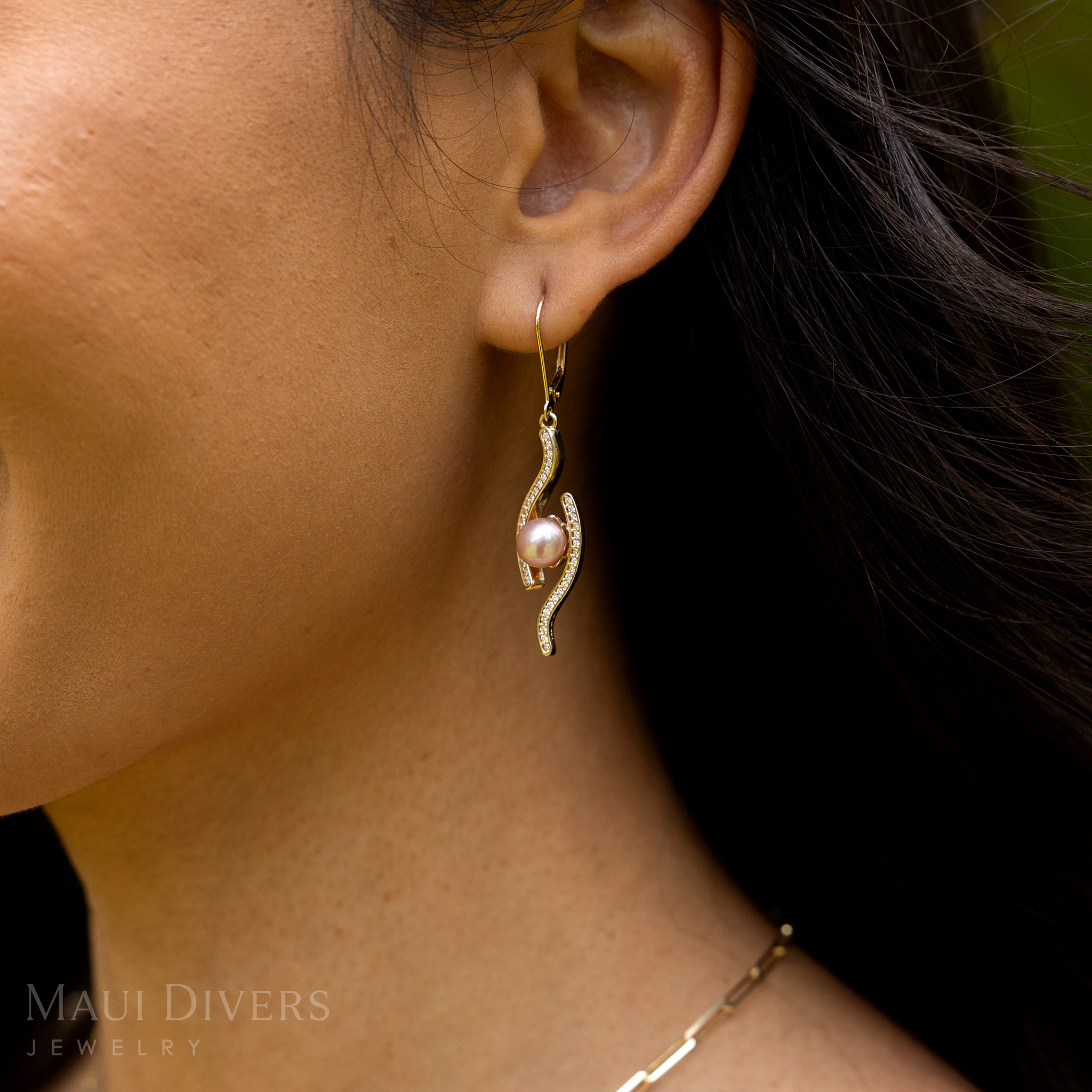 ダイヤモンドを金色にした真珠のイヤリングを選びます