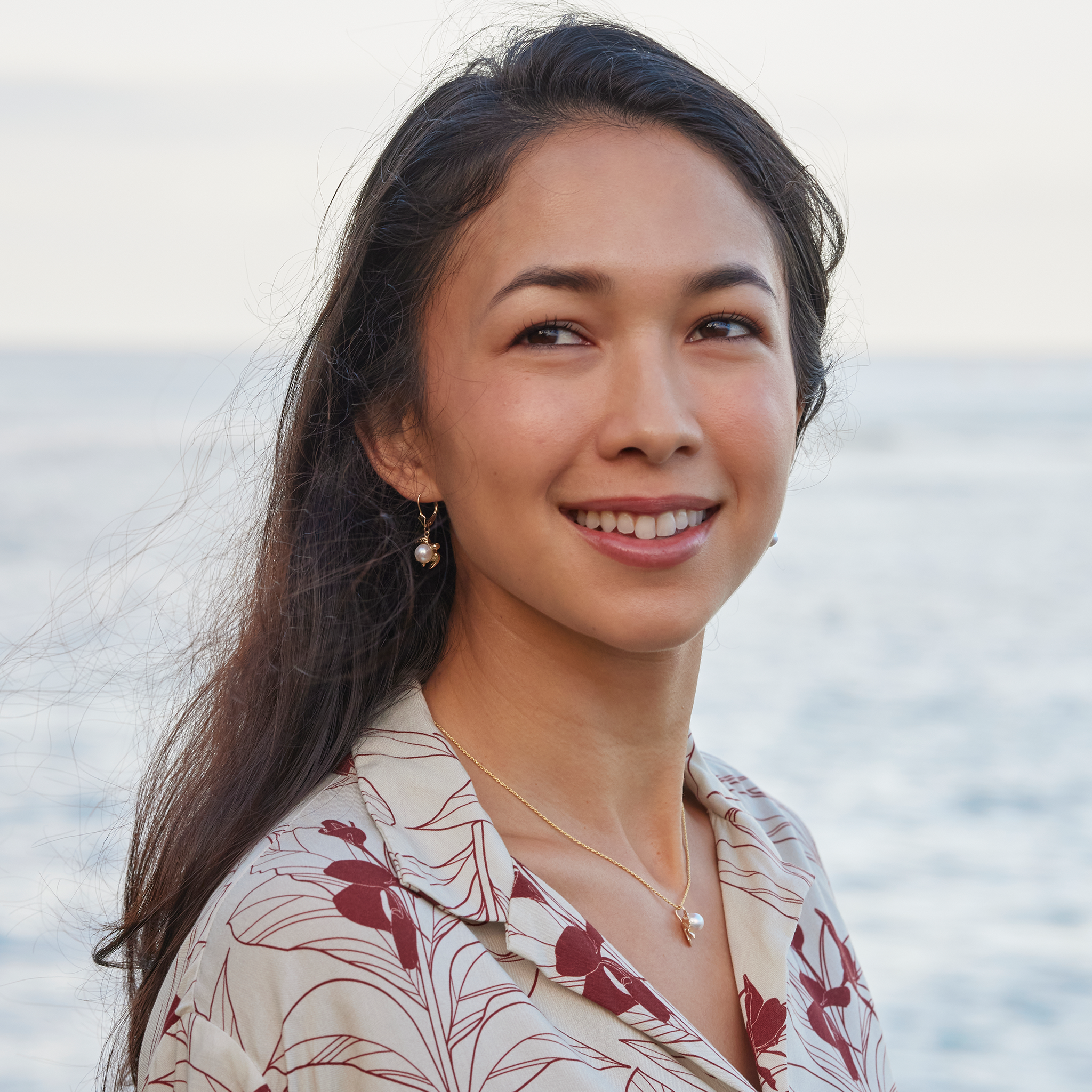 ゴールドでパールホンイヤリングを選んでください