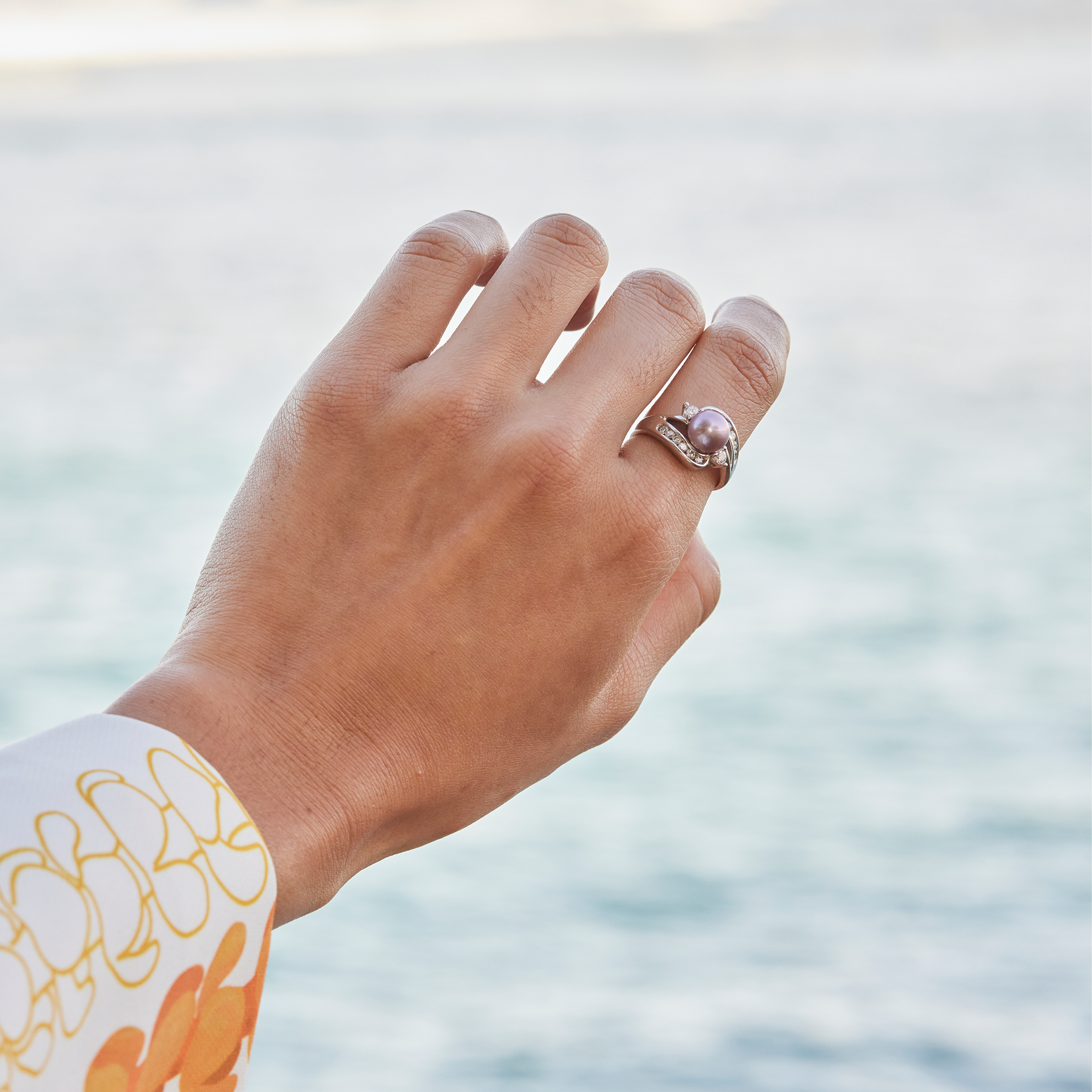Wählen Sie einen Perlenring aus Weißgold mit Diamanten