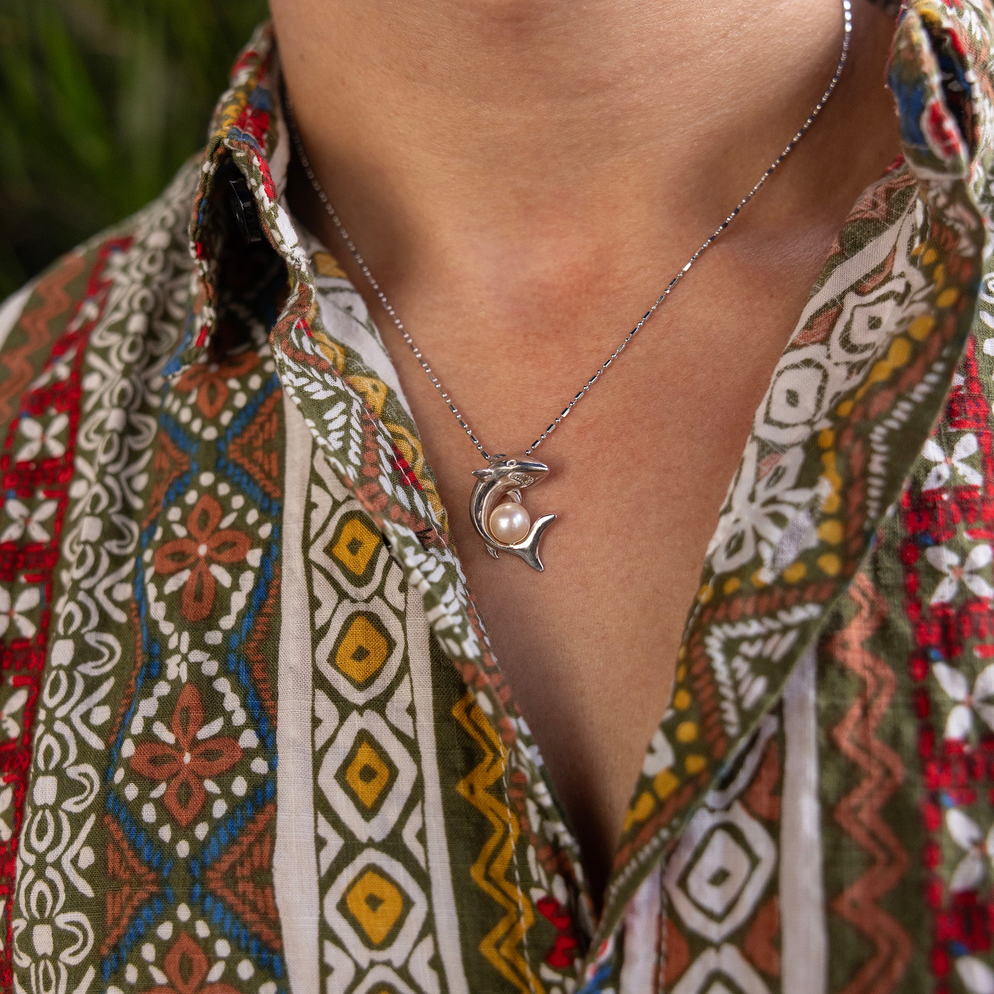 スターリングシルバーでパールサメペンダントを選びます