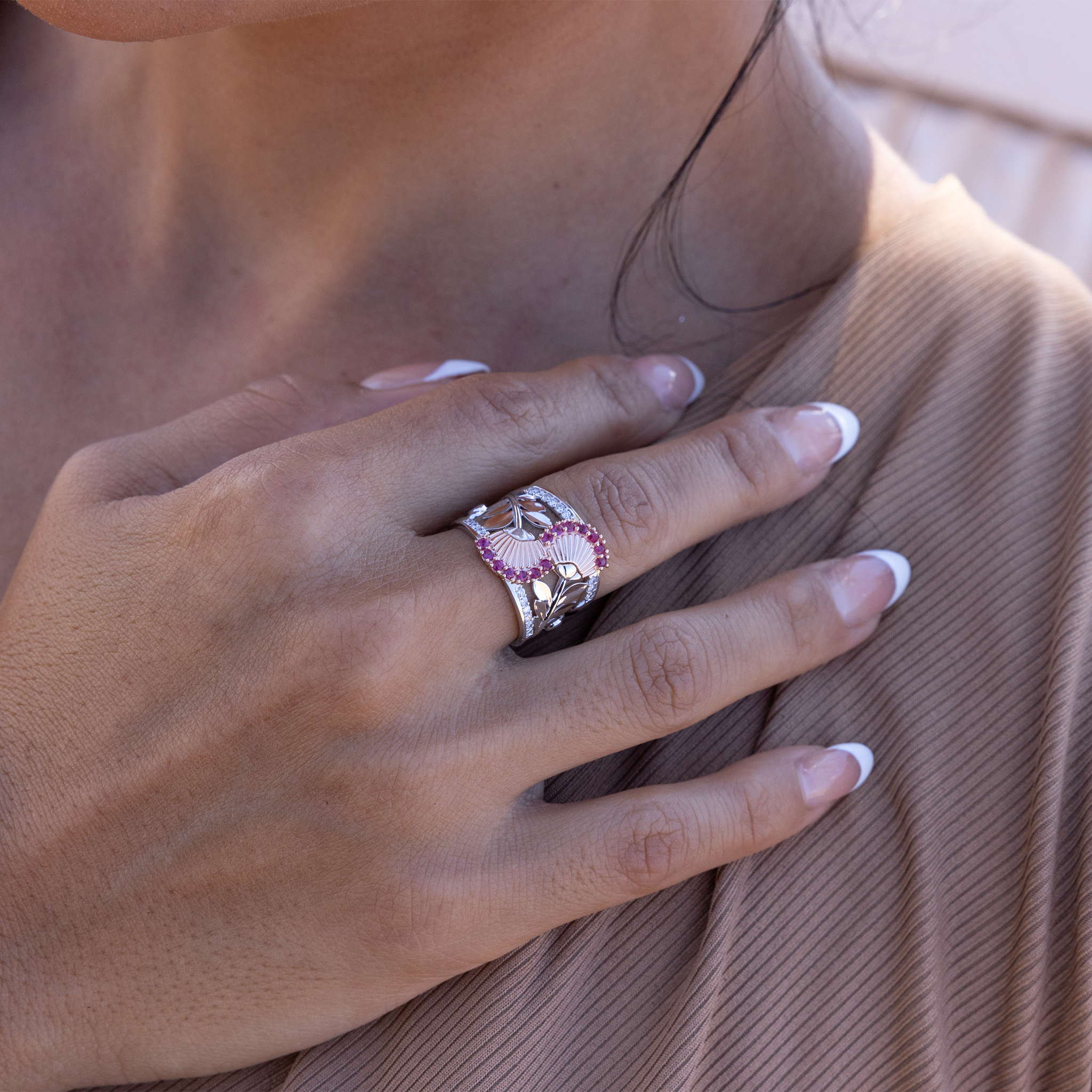 ダイヤモンド付きの2つのトーンゴールドのOhia lehua Ruby Ring