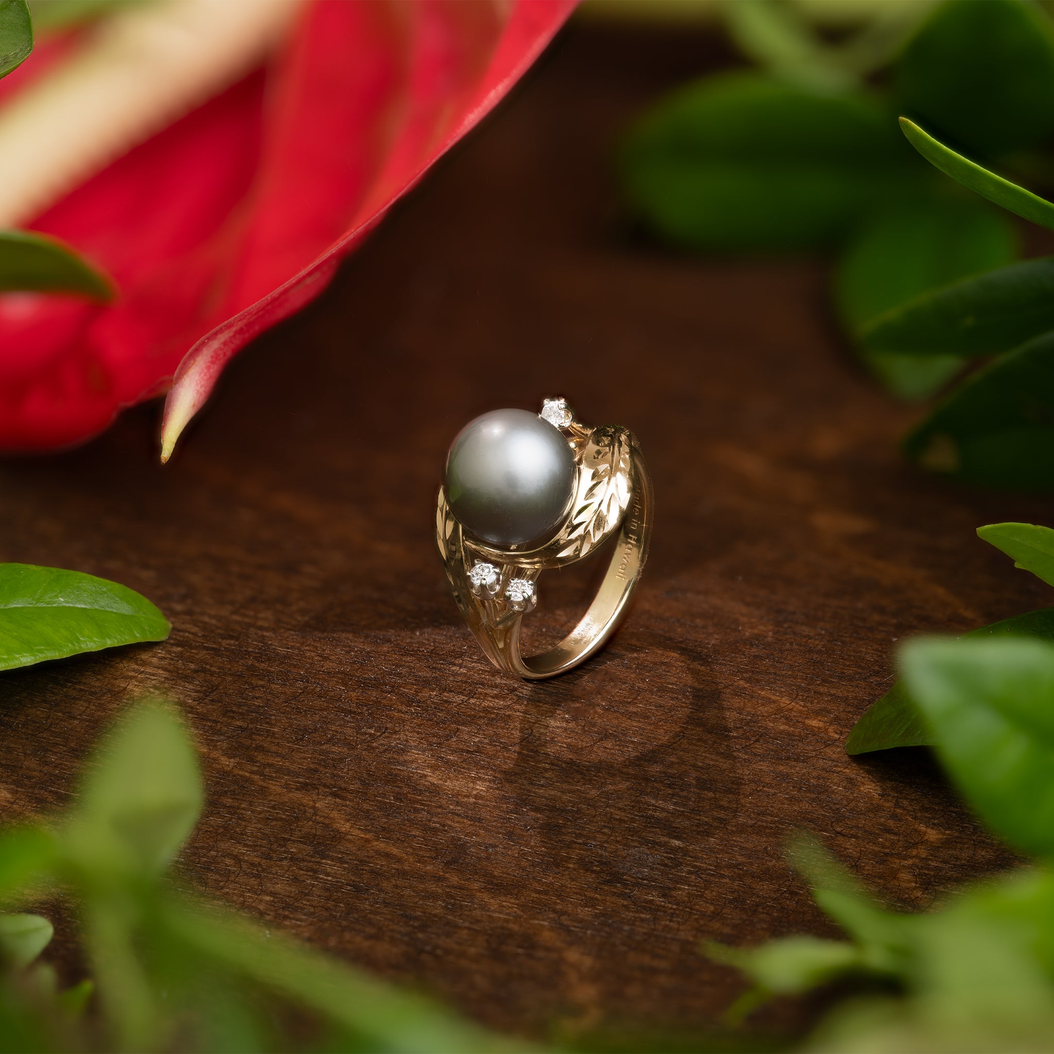 Maile Tahiti-Ring mit schwarzer Perle in Gold mit Diamanten – 9–10 mm