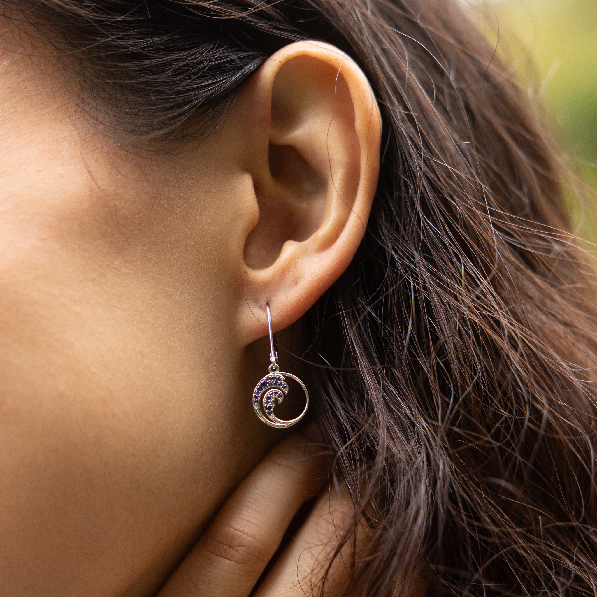 Nalu-Ohrringe aus Weißgold mit blauen Saphiren – 12 mm