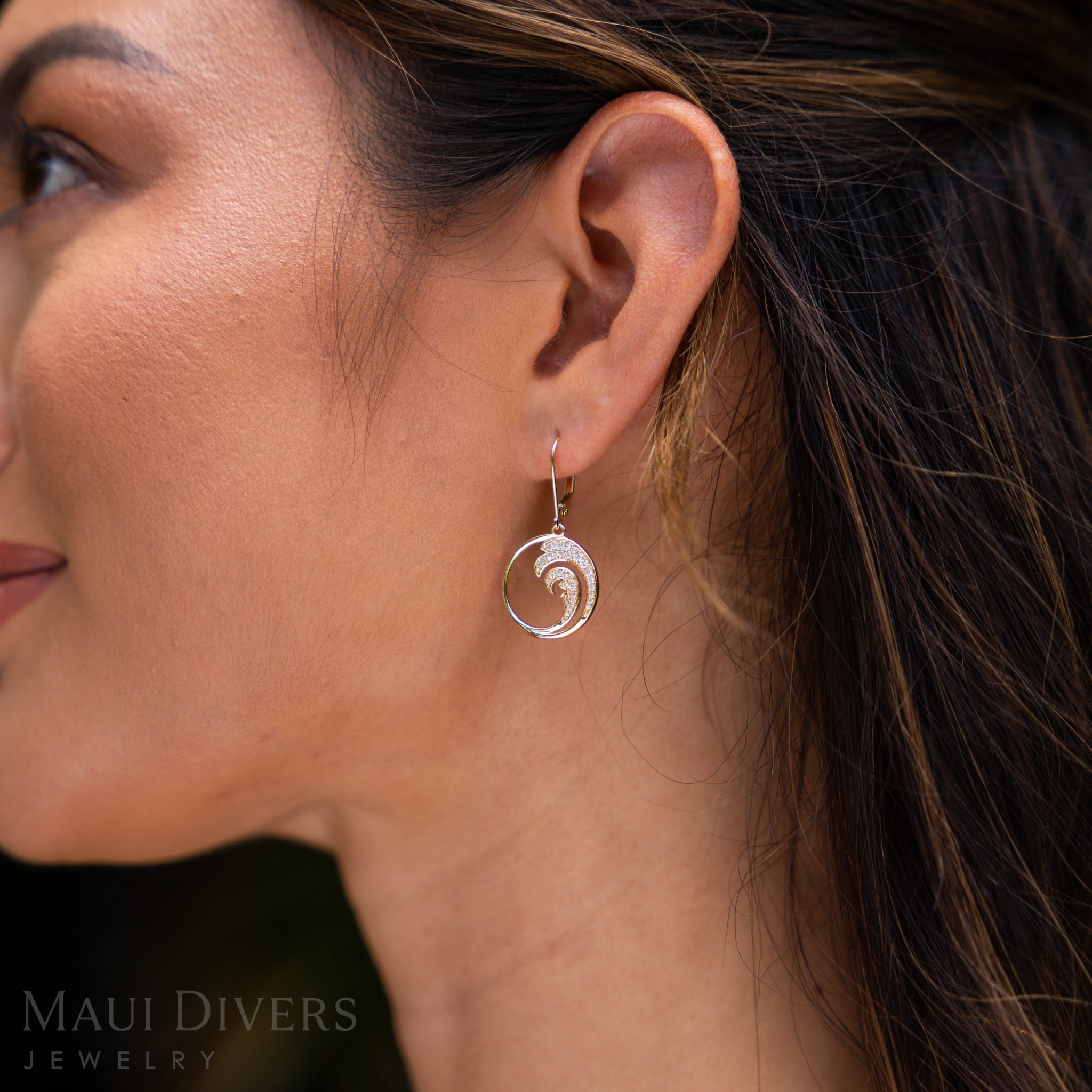 Nalu-Ohrringe in Gold mit Diamanten – 18 mm