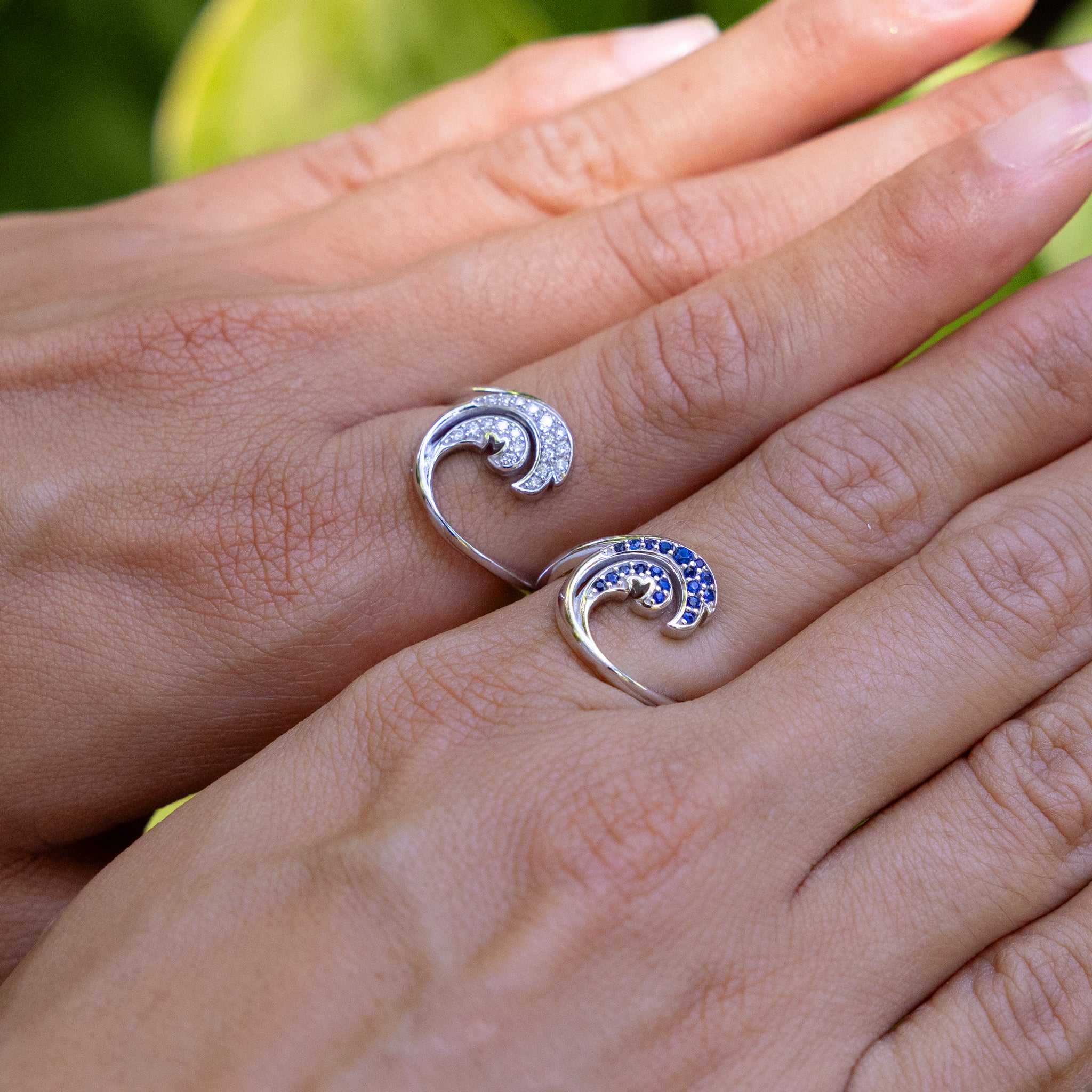 Nalu Ring in White Gold with Diamonds and Nalu Blue Sapphire Ring in White gold on Hands