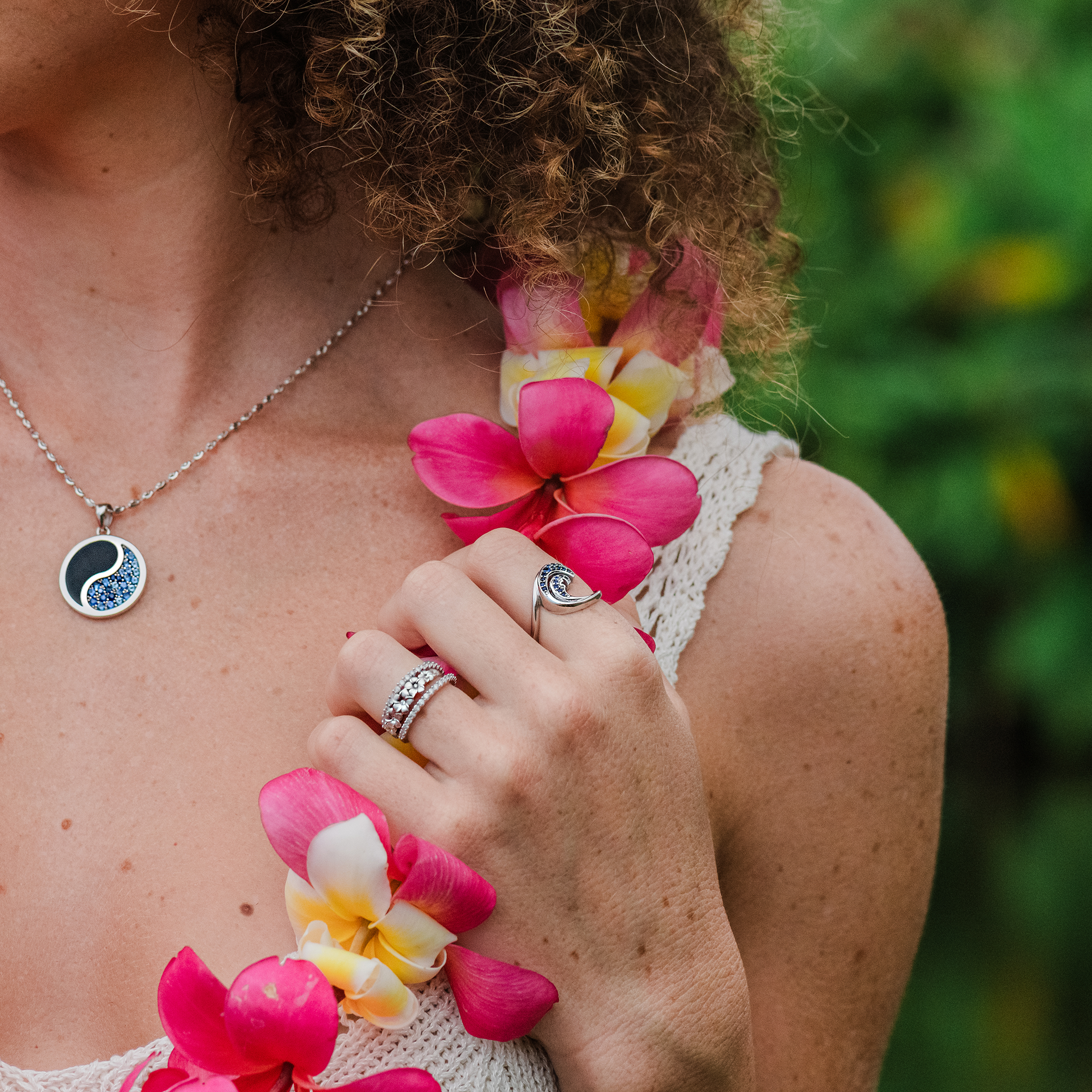 Nalu-Ring aus Weißgold mit blauen Saphiren – 15 mm