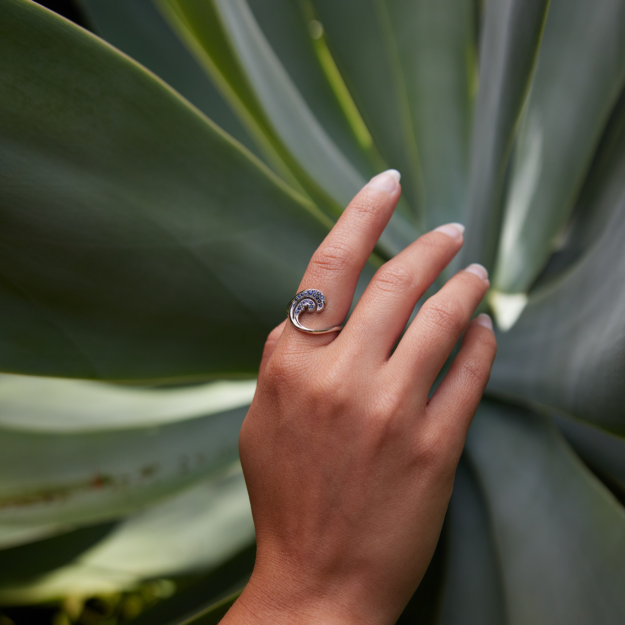 Nalu-Ring aus Weißgold mit blauen Saphiren – 15 mm