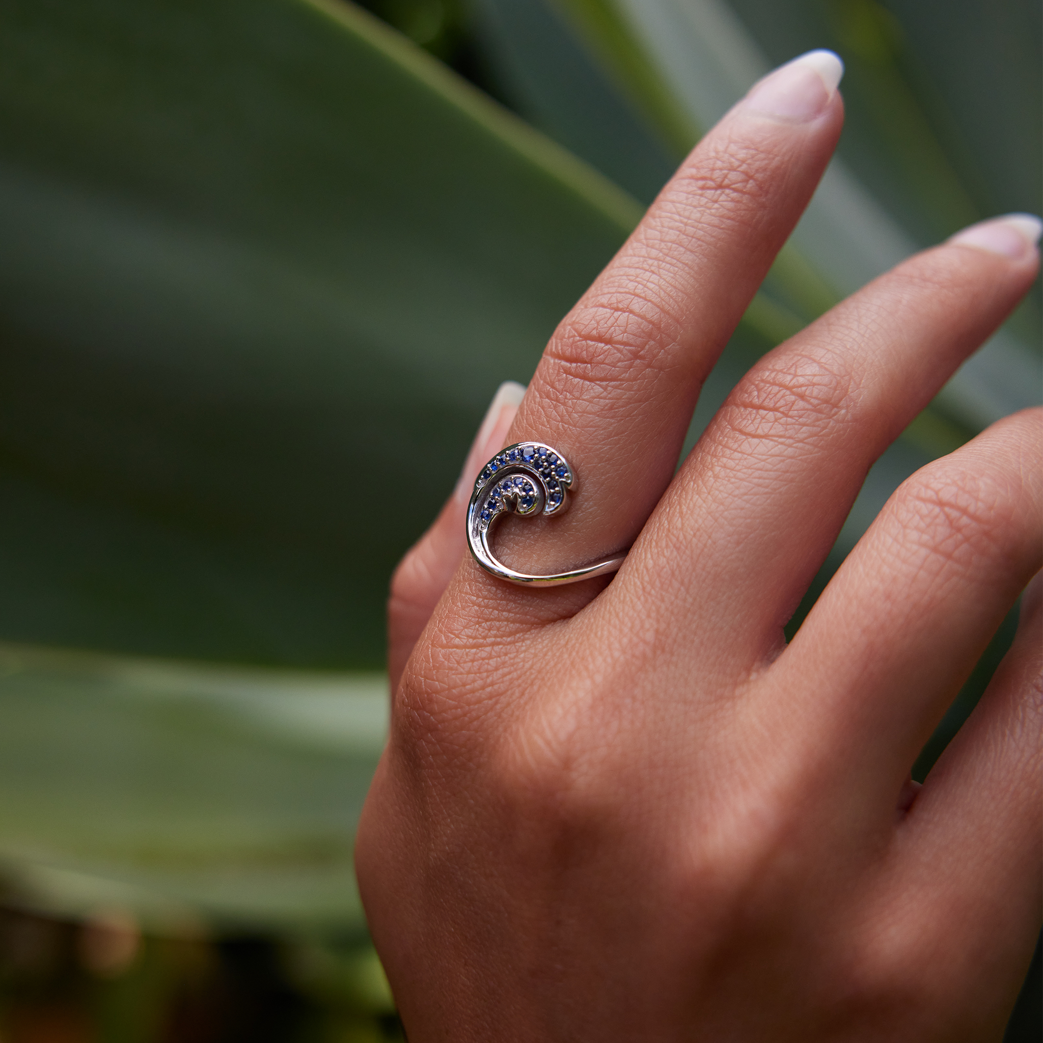Nalu-Ring aus Weißgold mit blauen Saphiren – 15 mm