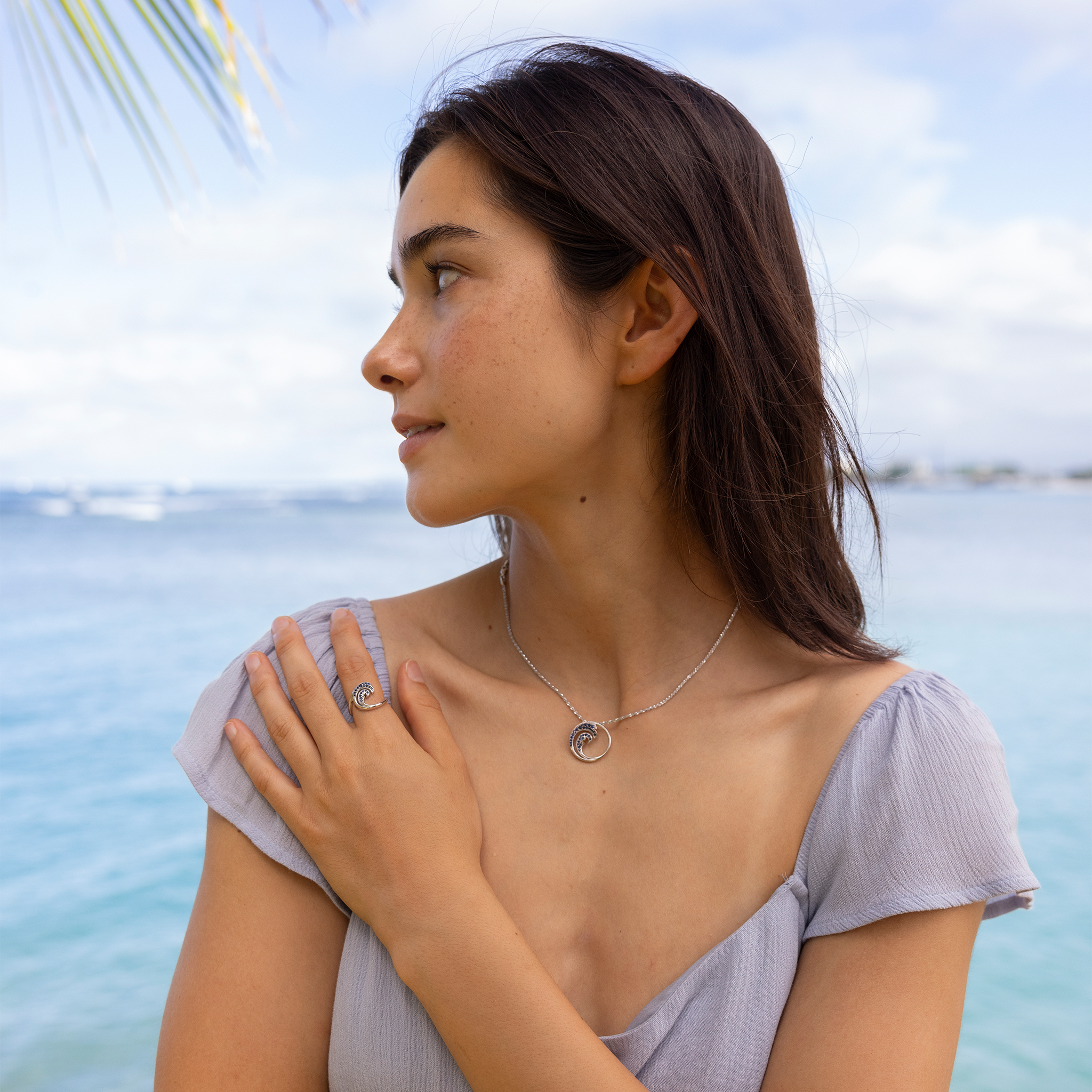 Nalu-Ring aus Weißgold mit blauen Saphiren – 15 mm