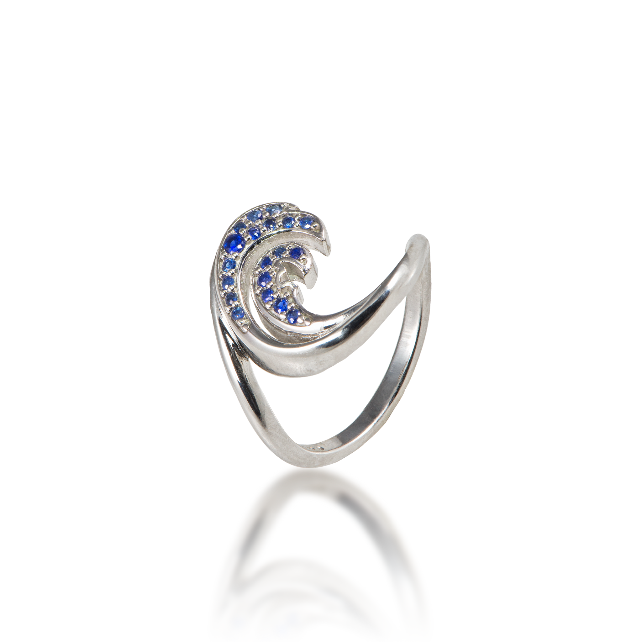 Nalu-Ring aus Weißgold mit blauen Saphiren – 15 mm