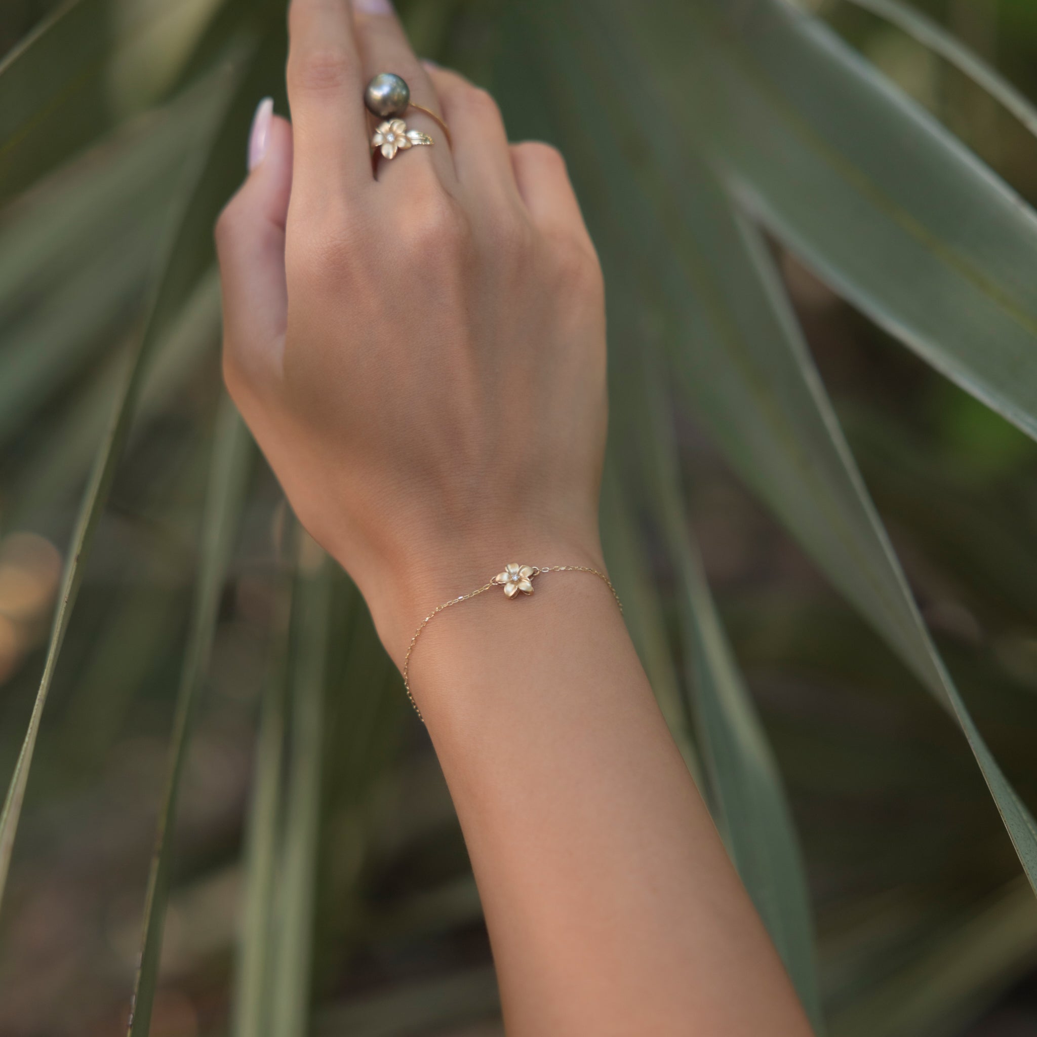 Verstellbares Plumeria-Armband in Gold mit Diamant – 9 mm – Größe 7–7,5 Zoll