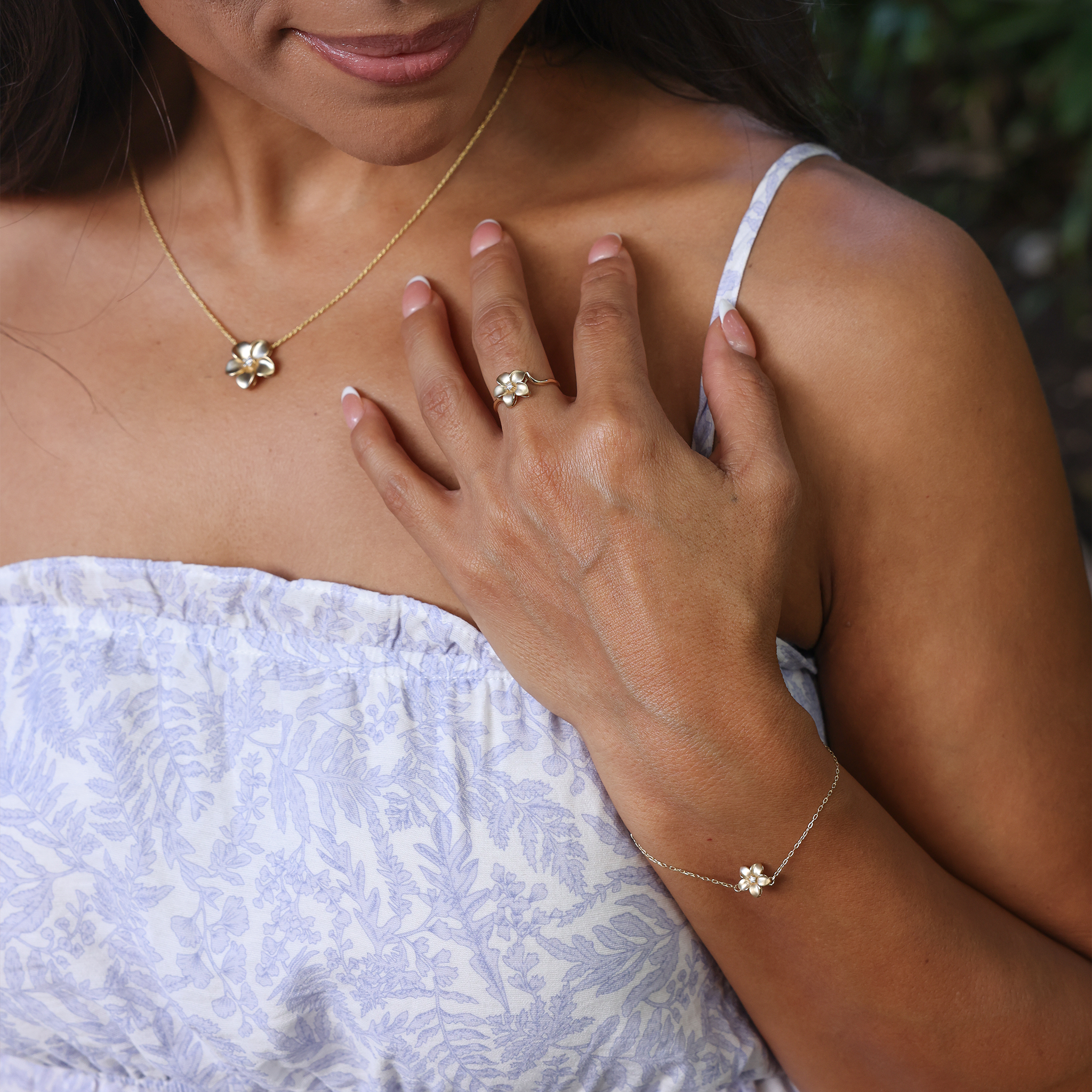 Verstellbares Plumeria-Armband in Gold mit Diamant – 9 mm – Größe 7–7,5 Zoll