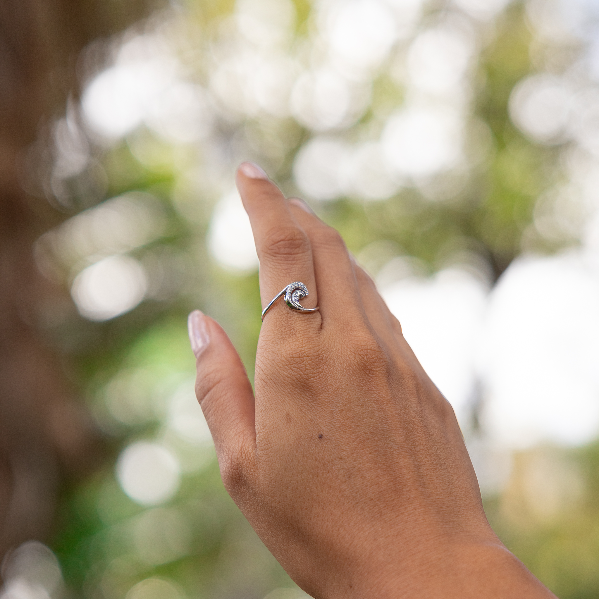 Nalu-Ring aus Weißgold mit Diamanten – 12 mm