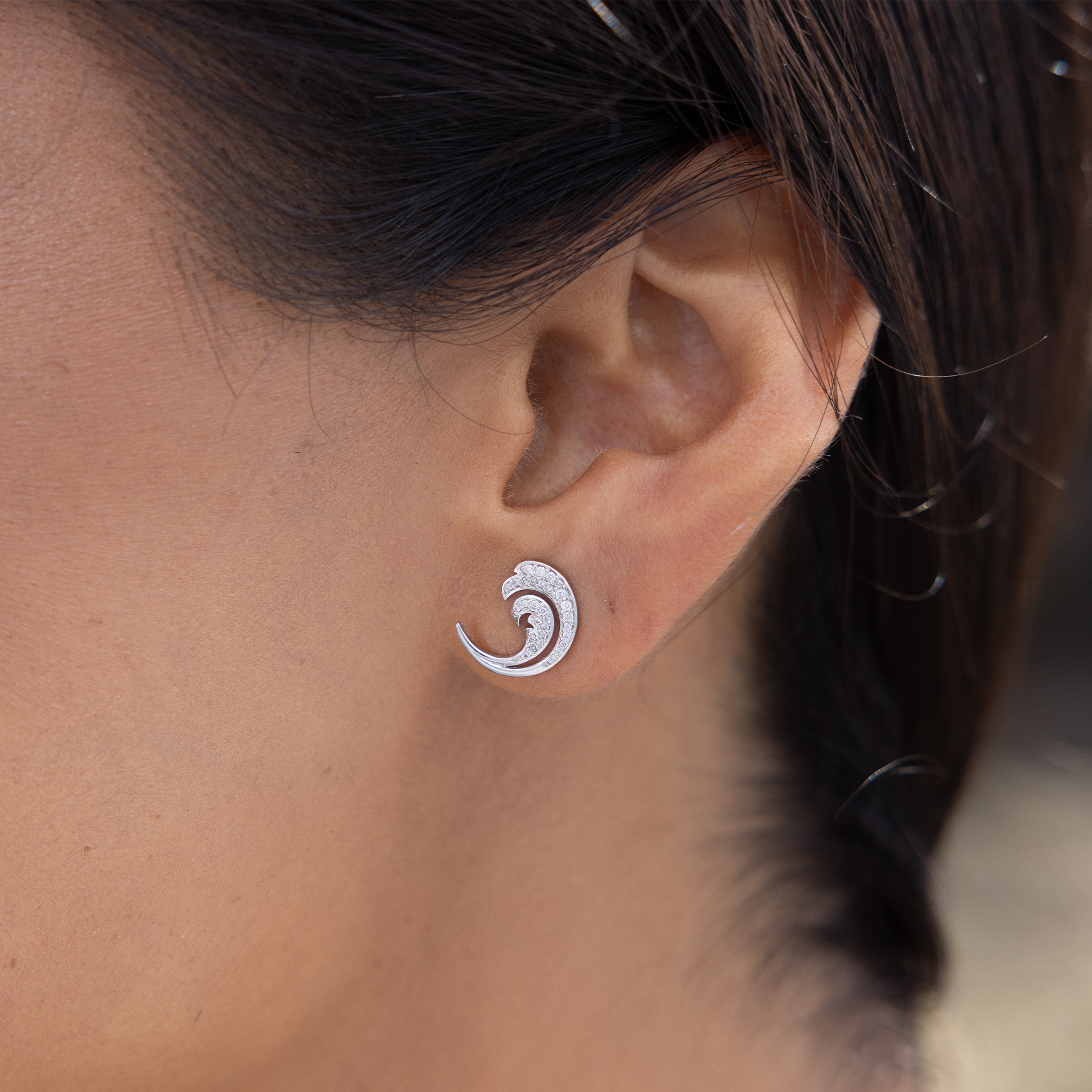 Nalu-Ohrringe aus Weißgold mit Diamanten – 12 mm
